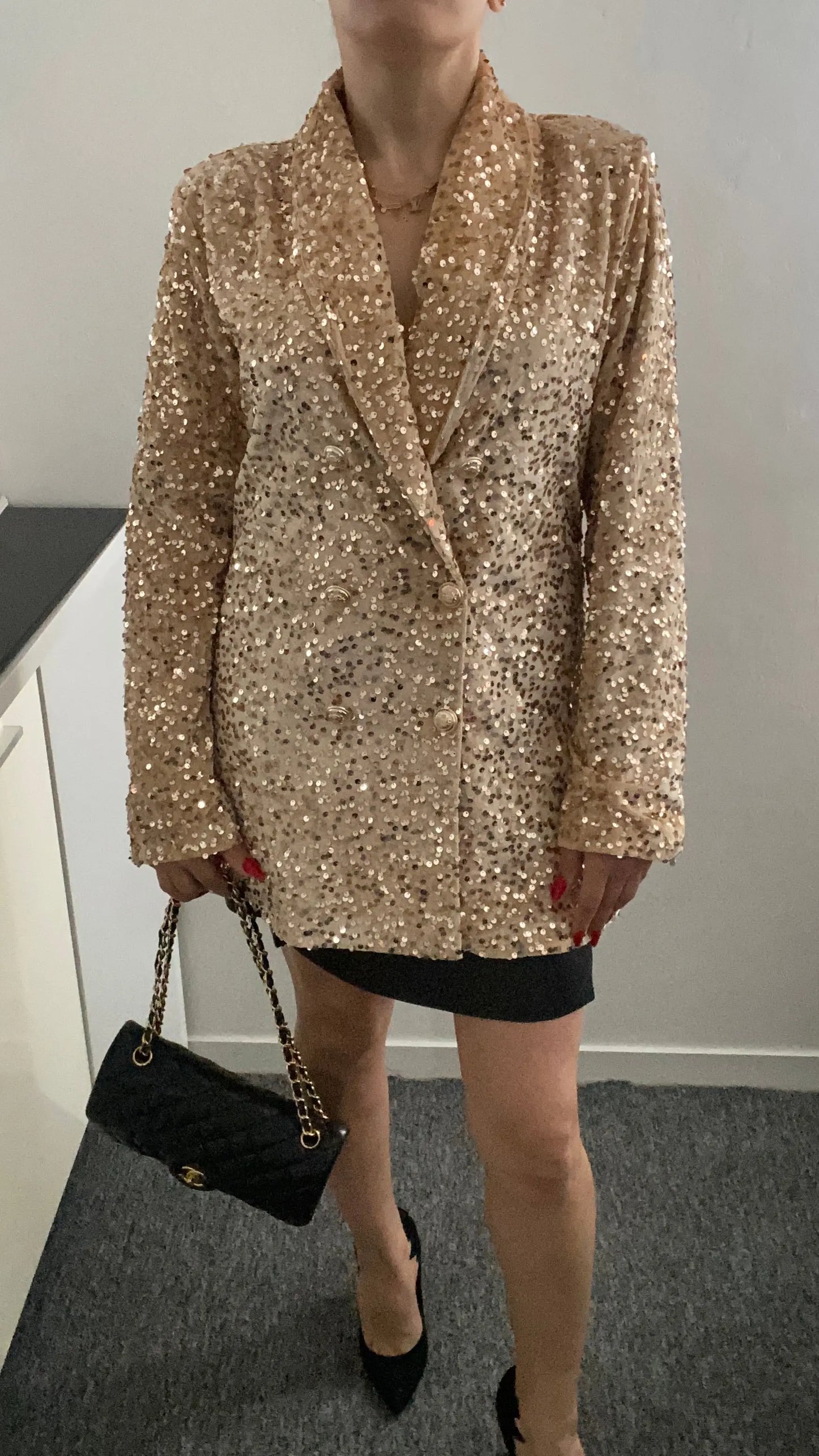 Blazer à paillettes élégant pour femme, veste tendance et brillante, idéale pour un look chic et festif. Parfait pour les soirées et événements spéciaux.