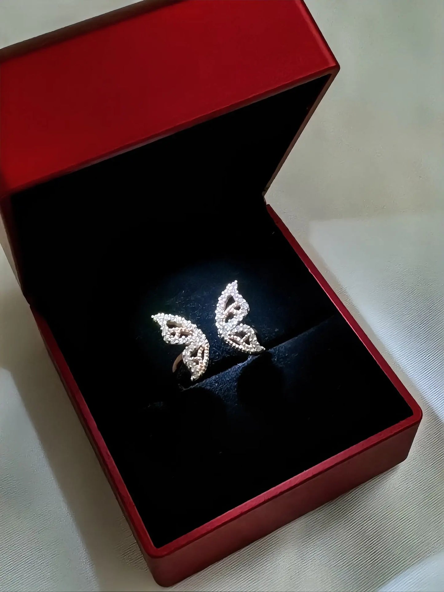 Bague accompagnée d'une boîte éclairée - ARMINE'S STYLE HUB
