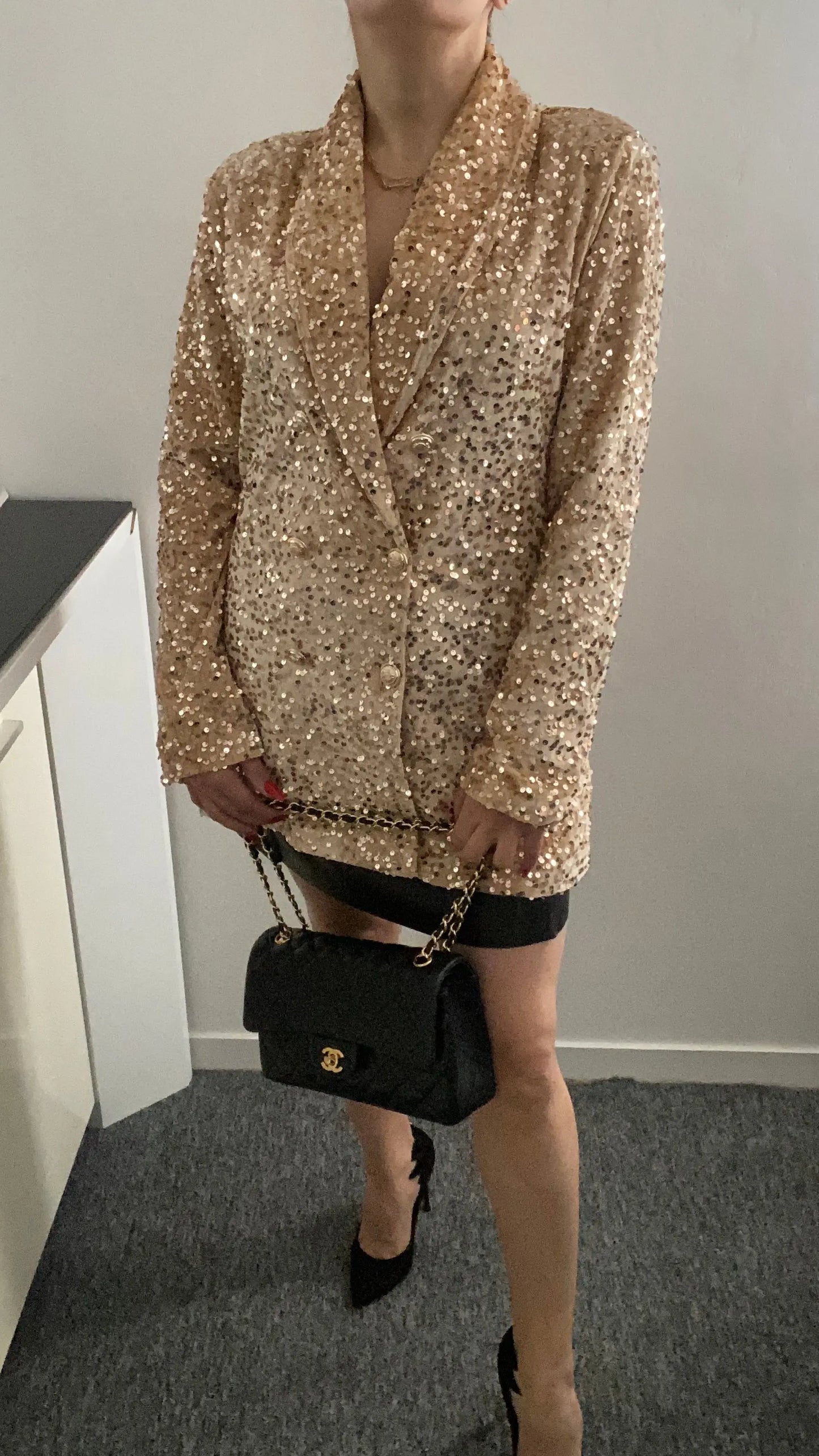 Blazer à paillettes élégant pour femme, veste tendance et brillante, idéale pour un look chic et festif. Parfait pour les soirées et événements spéciaux.