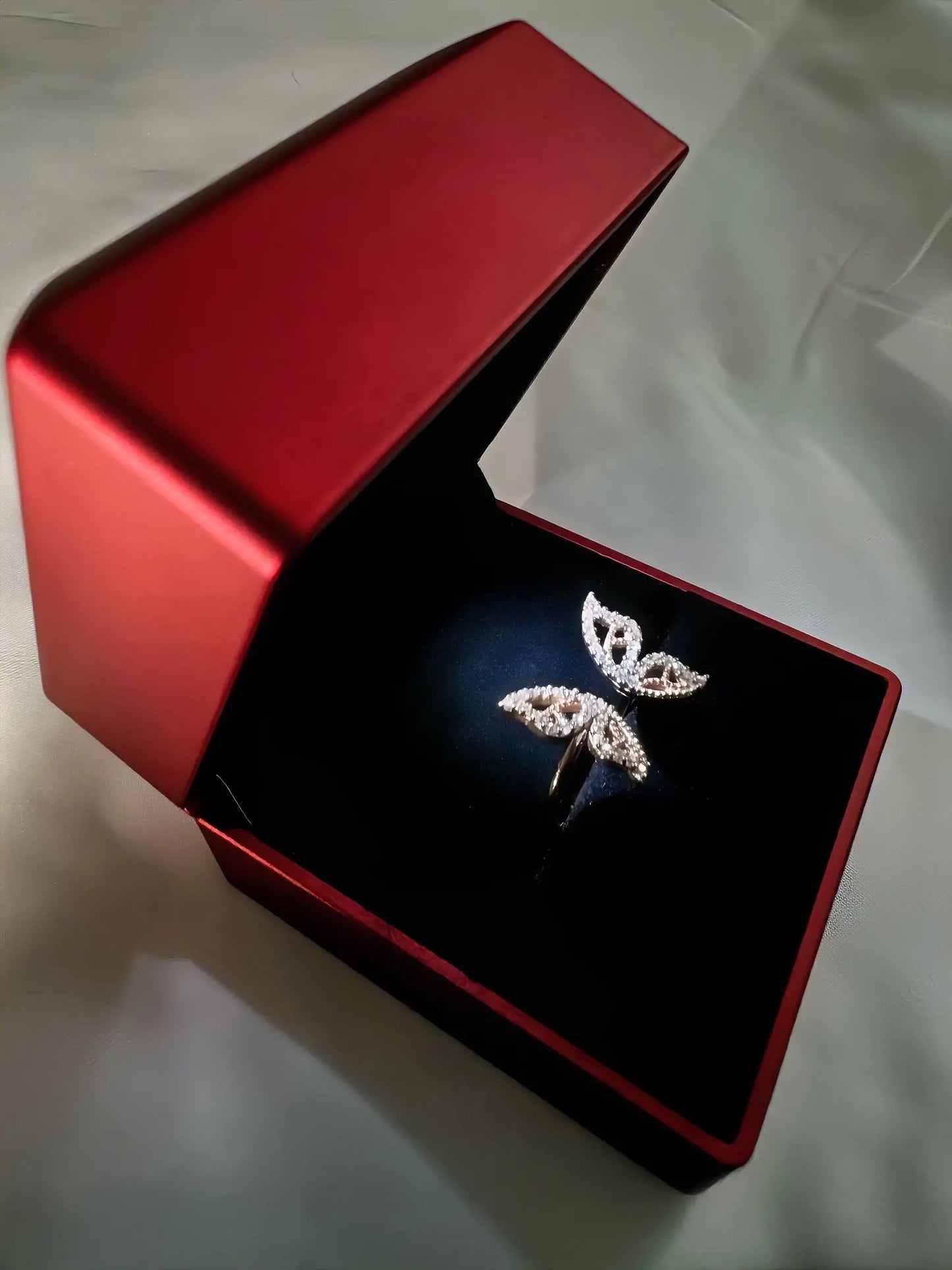 Bague accompagnée d'une boîte éclairée - ARMINE'S STYLE HUB