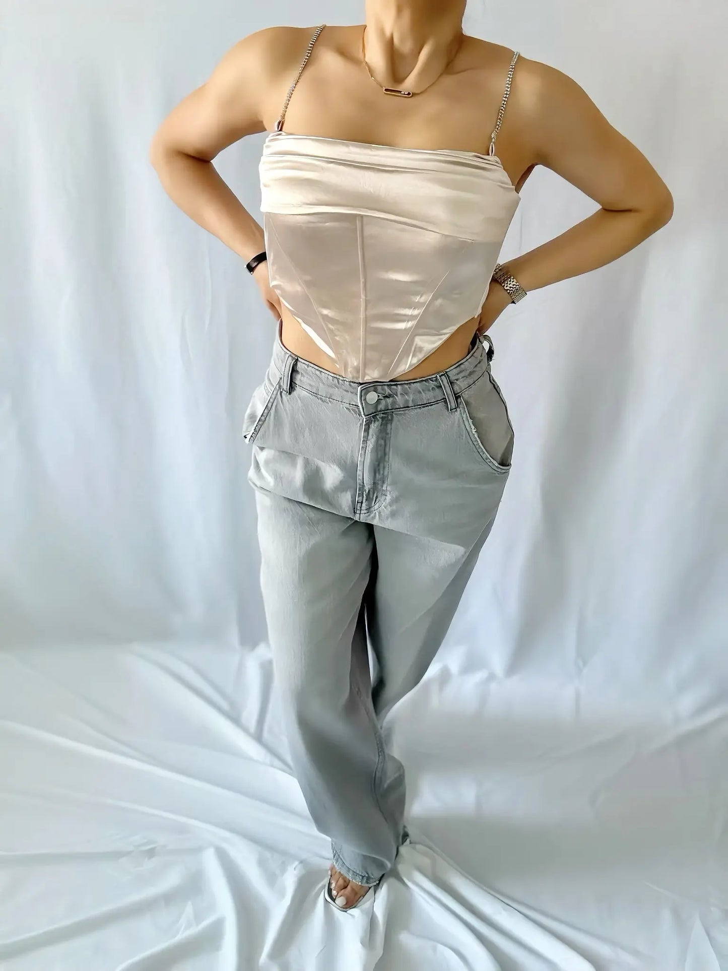 Haut Satiné à Bretelles Strass – Élégance & Glamour - ARMINE'S STYLE HUB