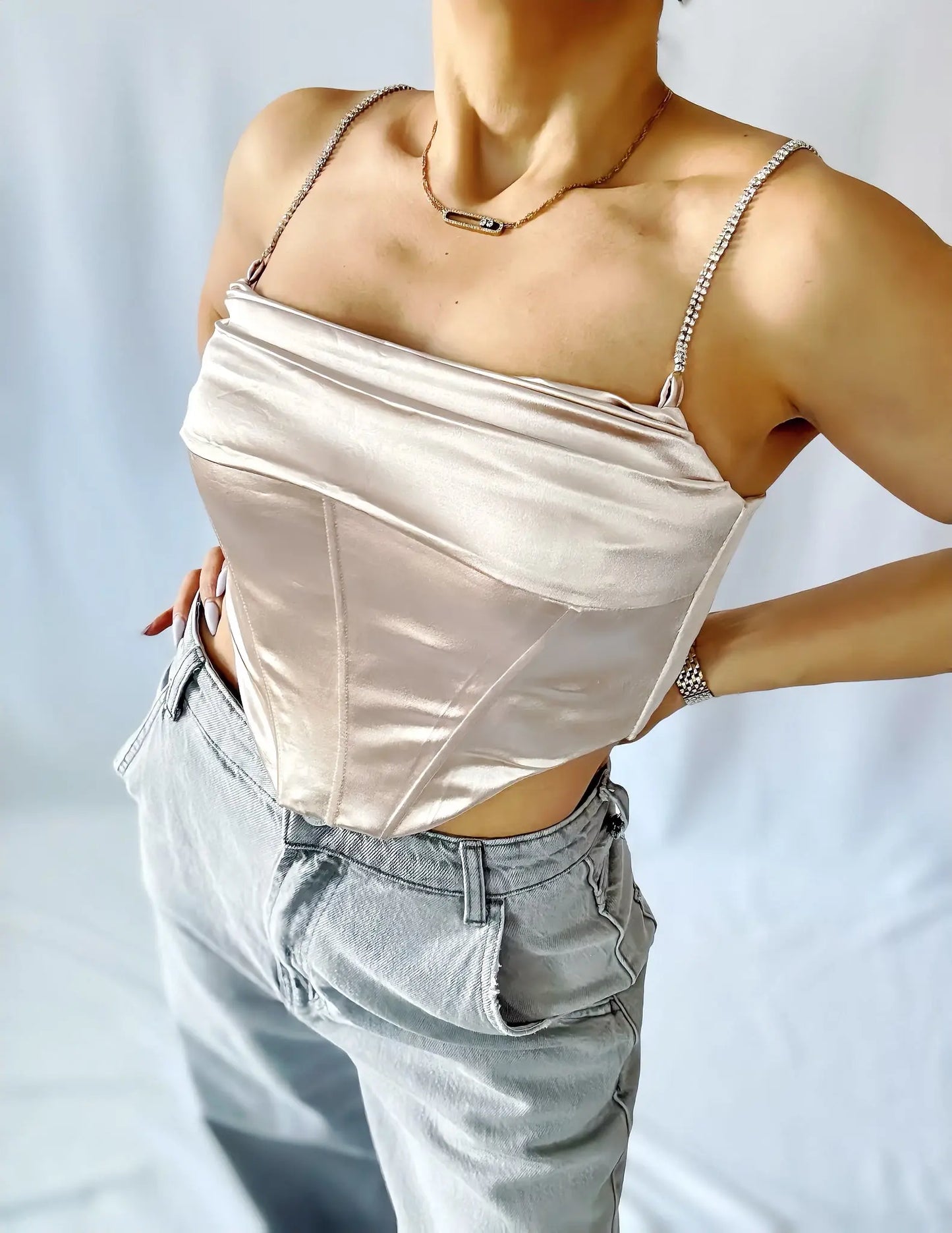 Haut Satiné à Bretelles Strass – Élégance & Glamour - ARMINE'S STYLE HUB