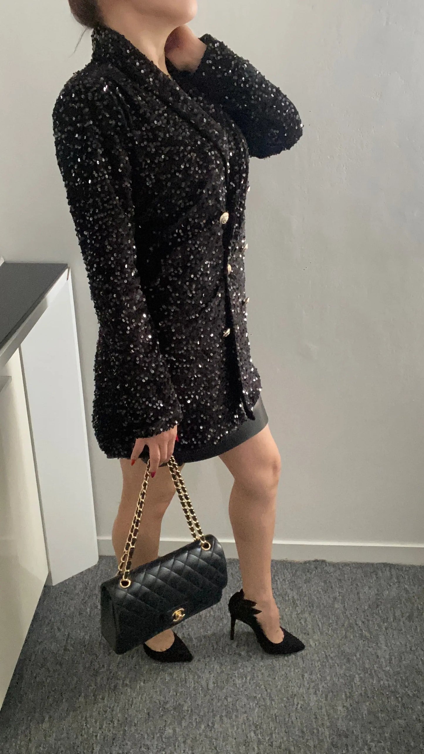Blazer à paillettes élégant pour femme, veste tendance et brillante, idéale pour un look chic et festif. Parfait pour les soirées et événements spéciaux.