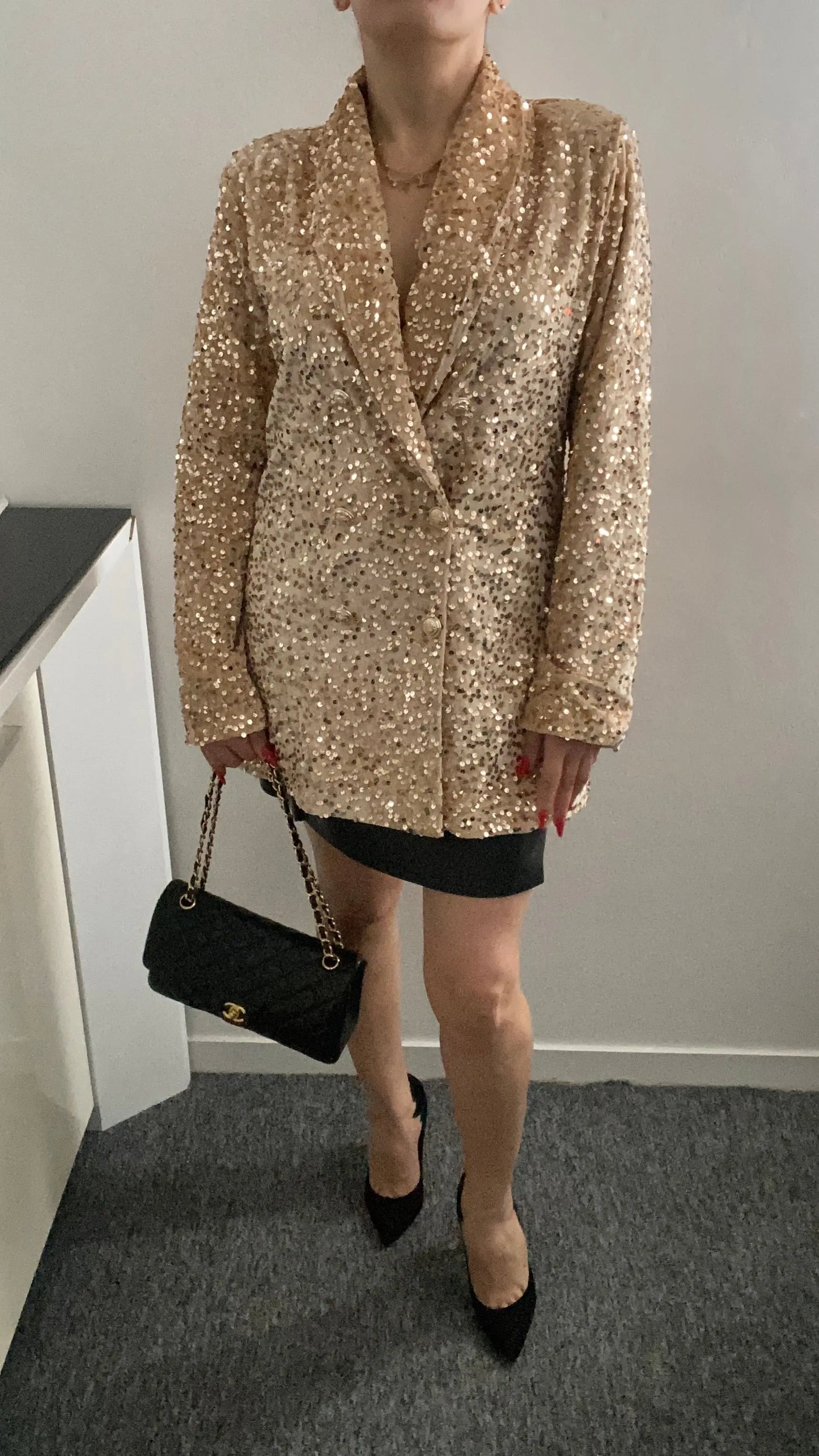 Blazer à paillettes élégant pour femme, veste tendance et brillante, idéale pour un look chic et festif. Parfait pour les soirées et événements spéciaux.