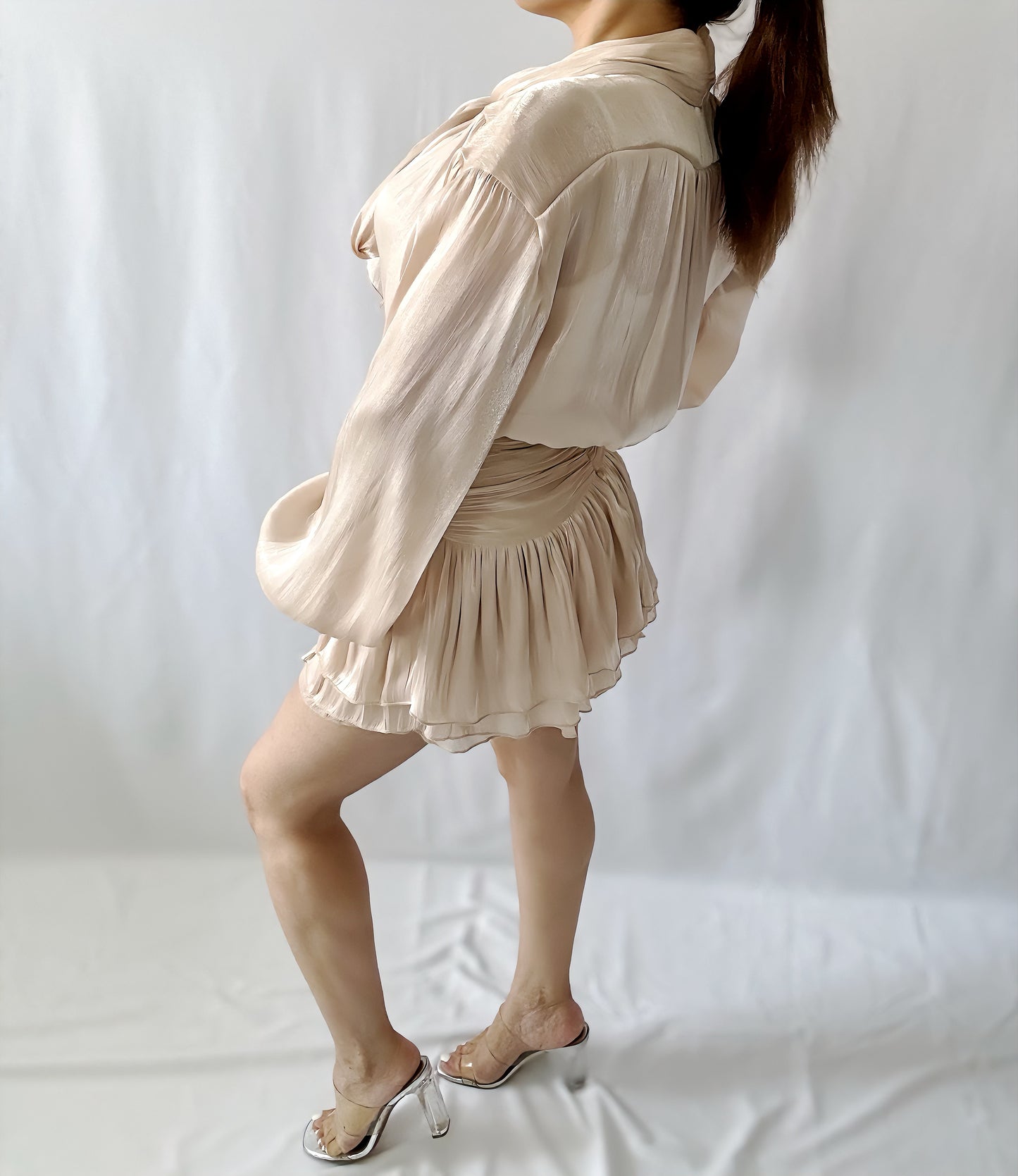 Ensemble chic blanc satiné - Blouse à nœud & jupe plissée - ARMINE'S STYLE HUB