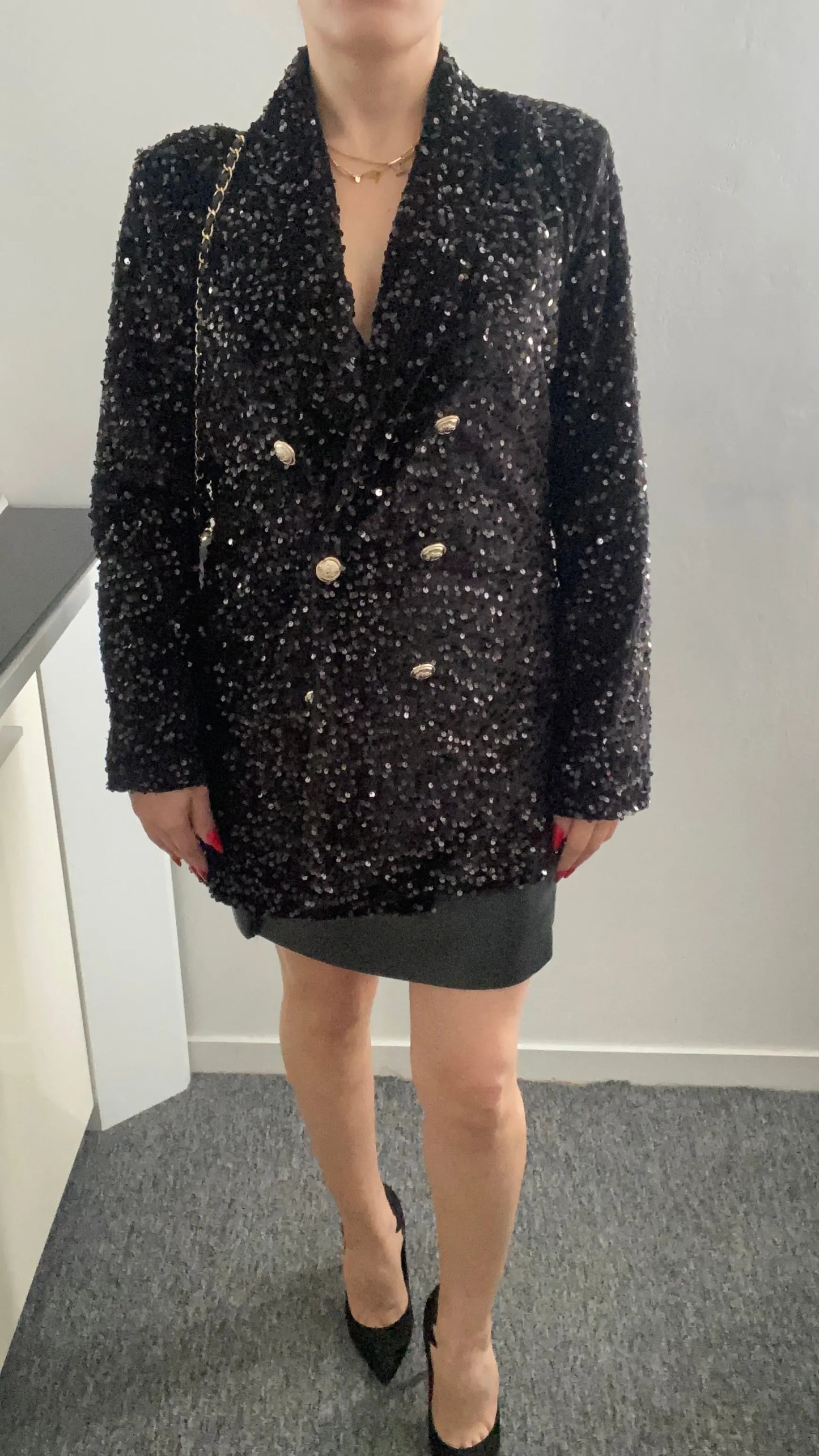 Blazer à paillettes élégant pour femme, veste tendance et brillante, idéale pour un look chic et festif. Parfait pour les soirées et événements spéciaux.