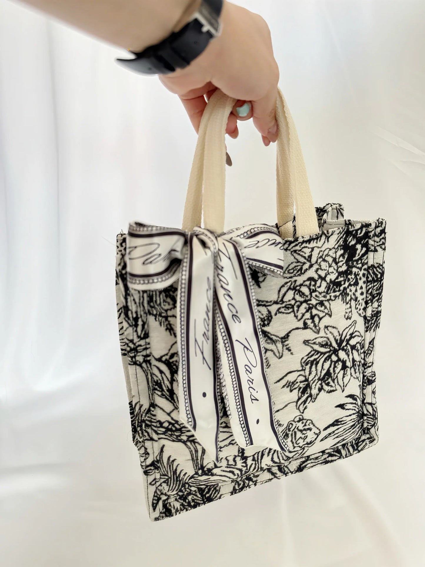 Sac à main rétro motif floral 24 cm – Tissu brodé, poignée ronde ARMINE'S STYLE HUB
