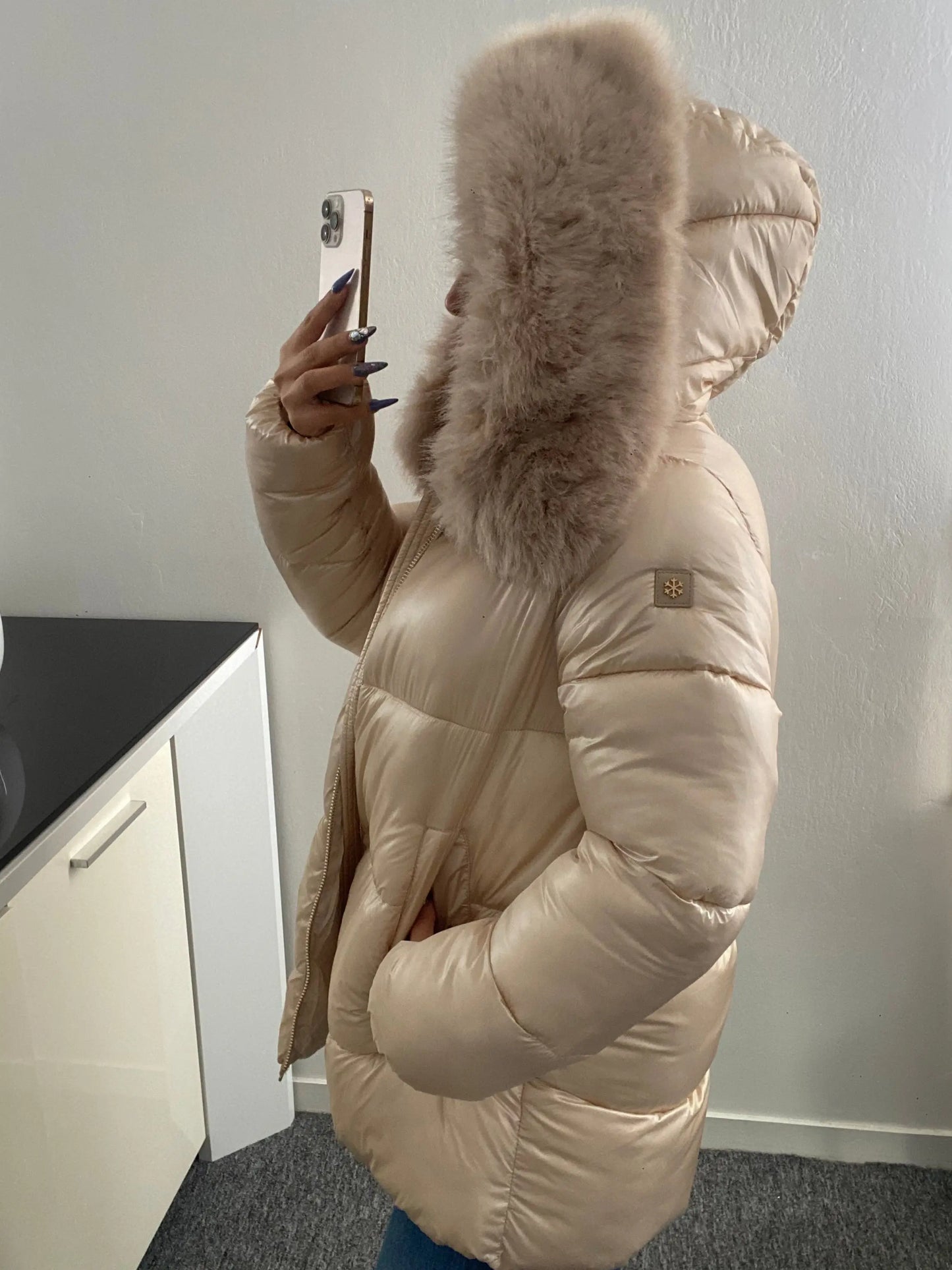 Doudoune à capuche avec bordure en fausse fourrure en gros Mia - ARMINE'S STYLE HUB