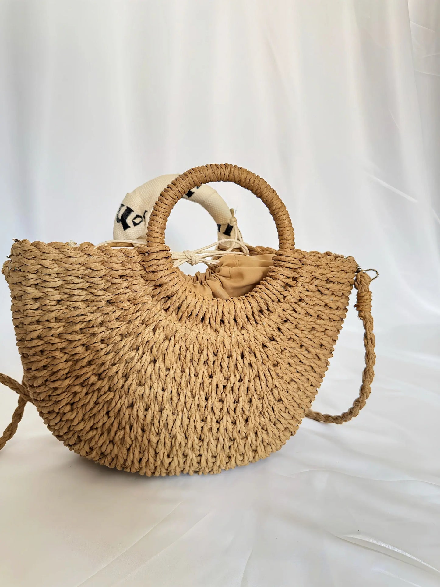 Sac Fourre-Tout en Paille Élégant avec Poignée Ronde et Ruban – Style Décontracté pour Plage ou Sorties | Bandoulière Amovible | Beige ARMINE'S STYLE HUB