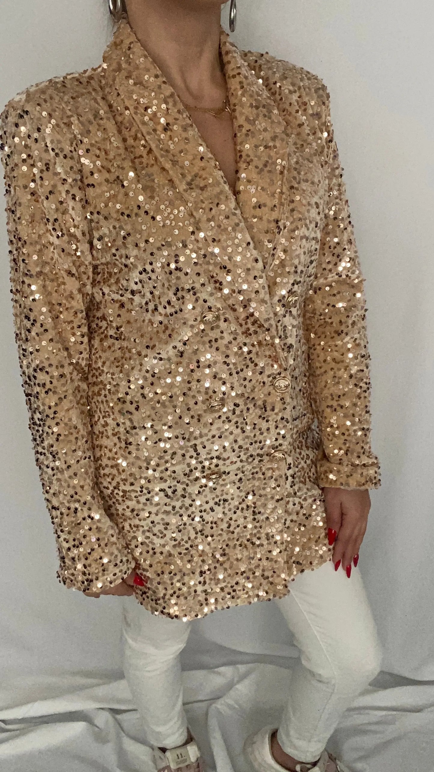 Blazer à paillettes élégant pour femme, veste tendance et brillante, idéale pour un look chic et festif. Parfait pour les soirées et événements spéciaux.
