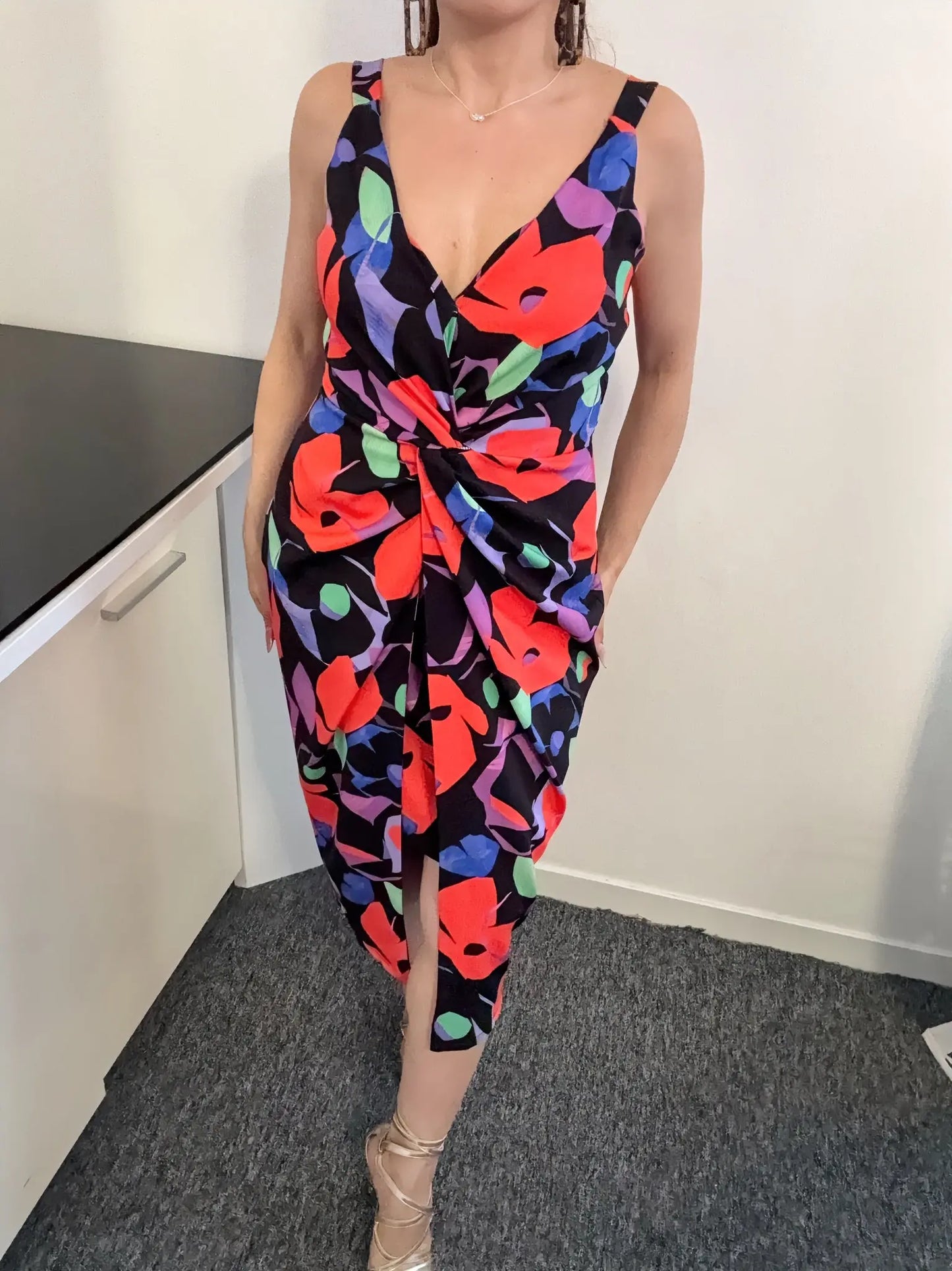 Robe imprimée Selena portée – Modèle taille M, hauteur 1,58 m