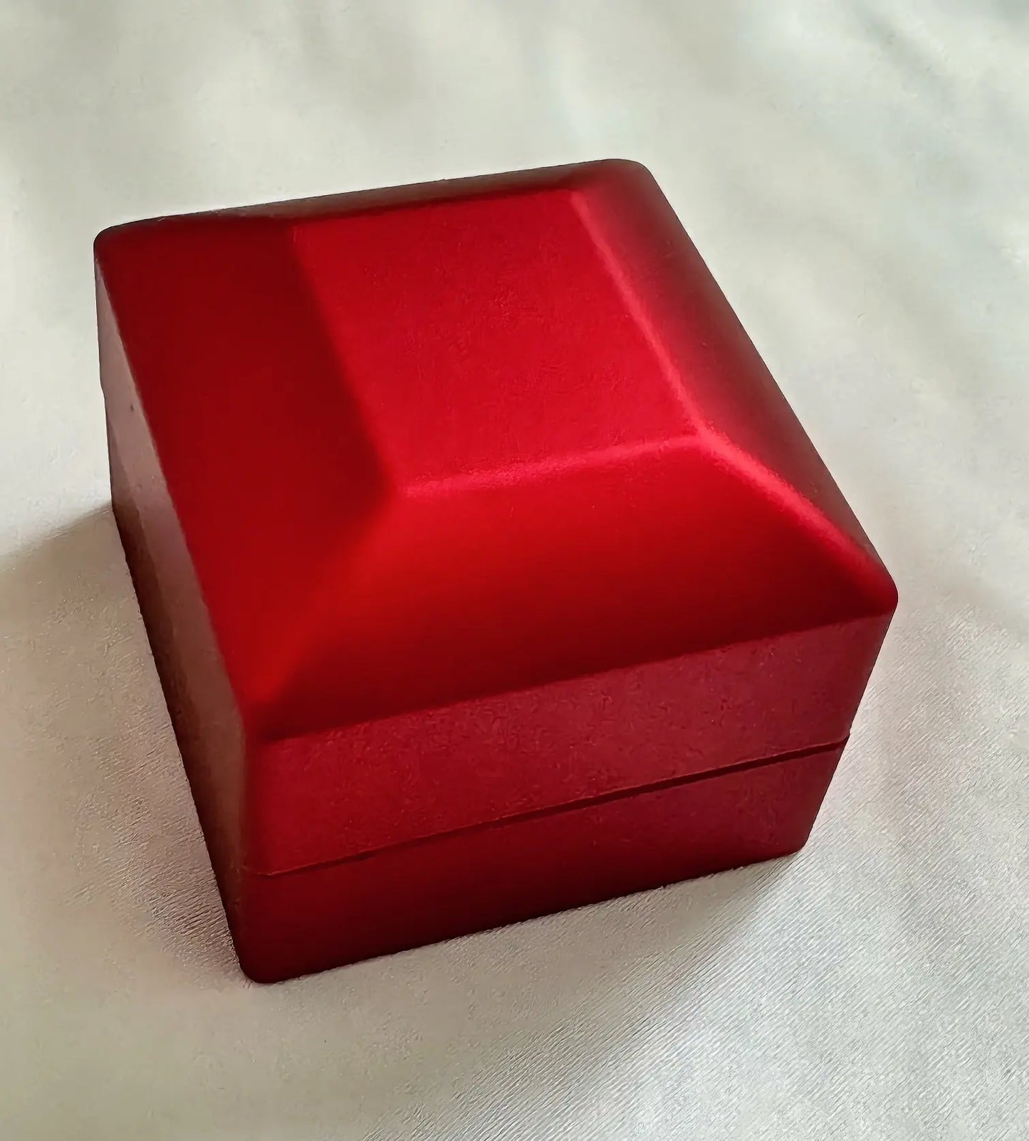 Bague accompagnée d'une boîte éclairée - ARMINE'S STYLE HUB