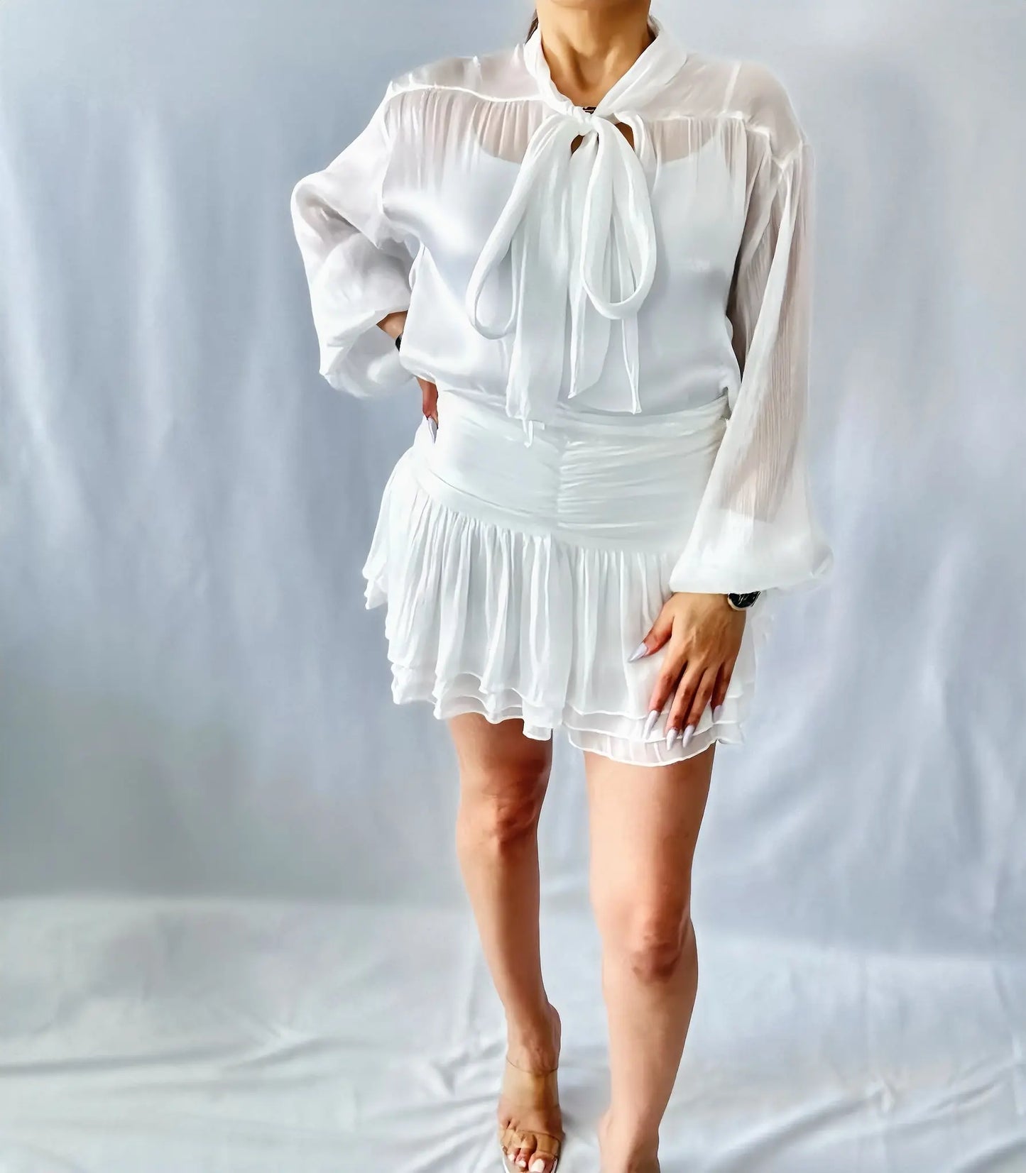 Ensemble chic blanc satiné - Blouse à nœud & jupe plissée - ARMINE'S STYLE HUB