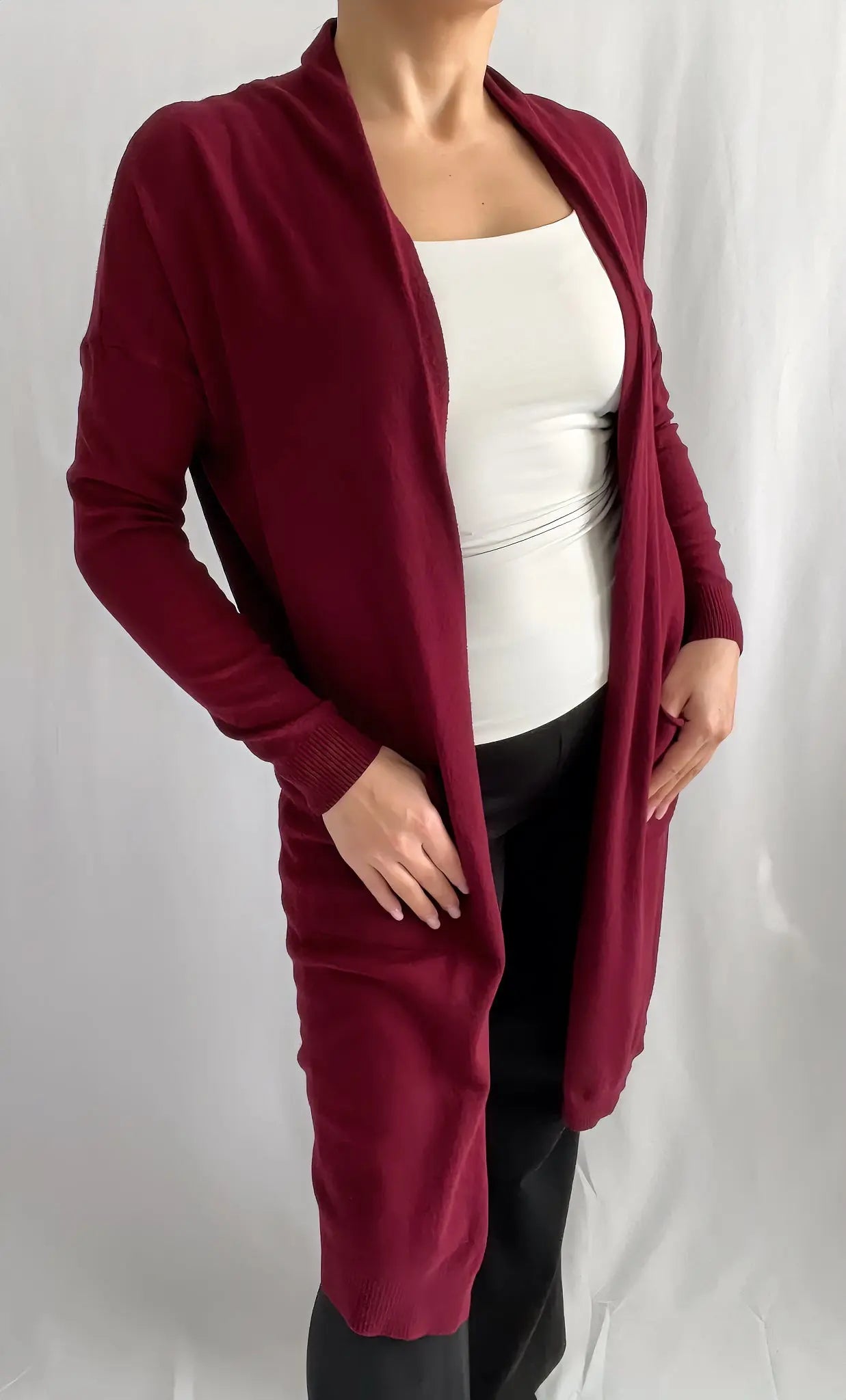 Cardigan mi-long en maille douce bordeaux, confortable et élégant - ARMINE'S STYLE HUB