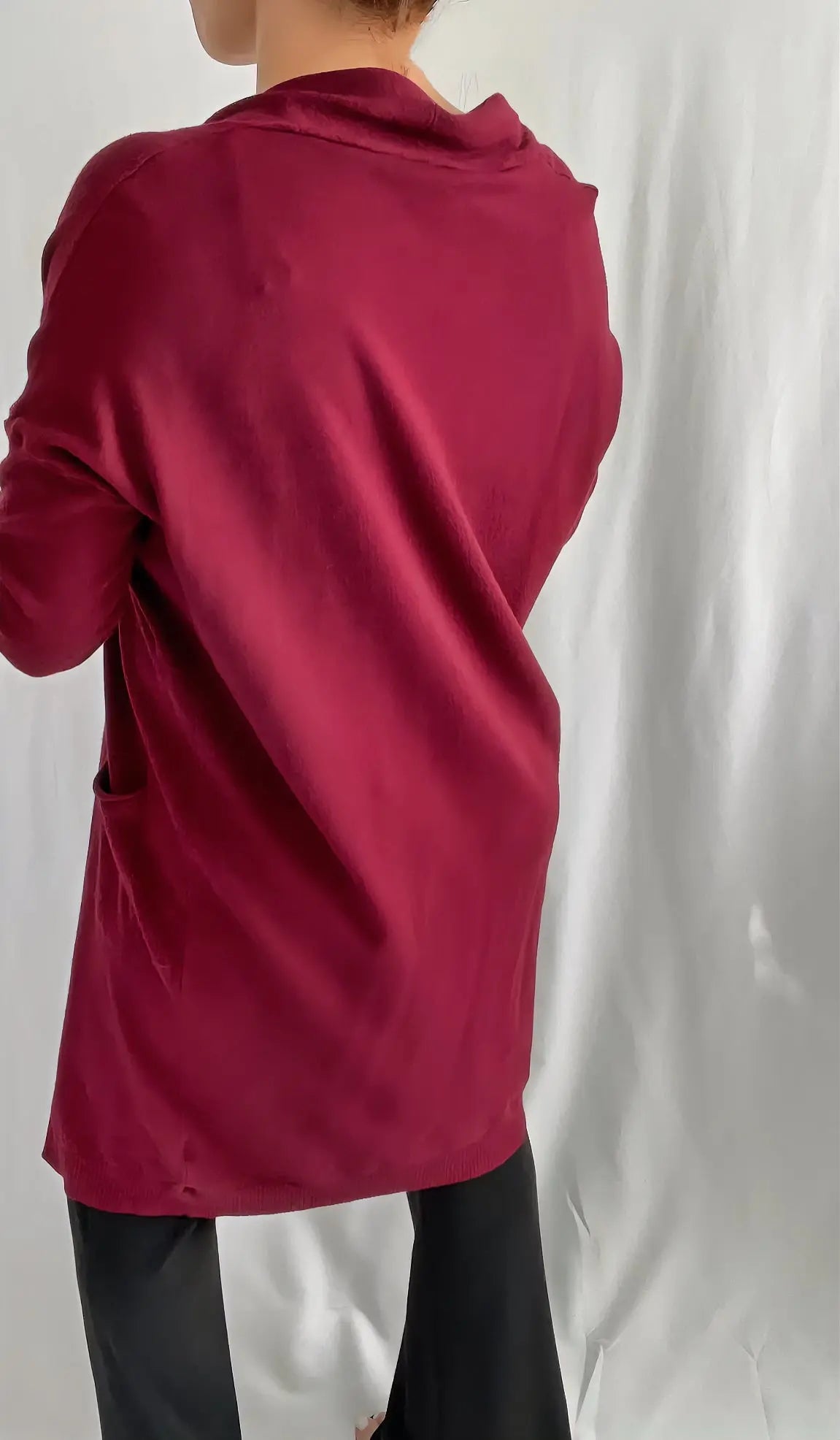 Cardigan mi-long en maille douce bordeaux, confortable et élégant - ARMINE'S STYLE HUB
