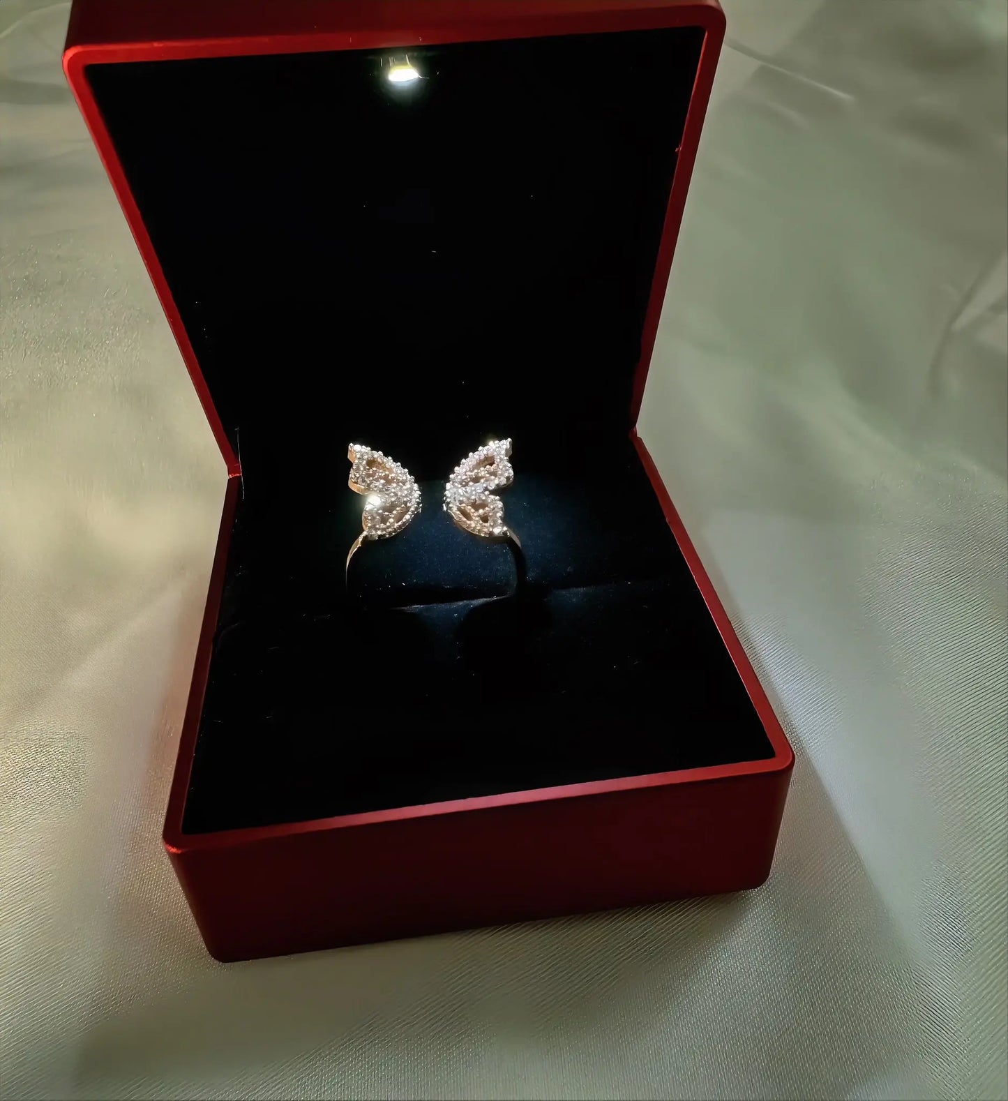 Bague accompagnée d'une boîte éclairée - ARMINE'S STYLE HUB