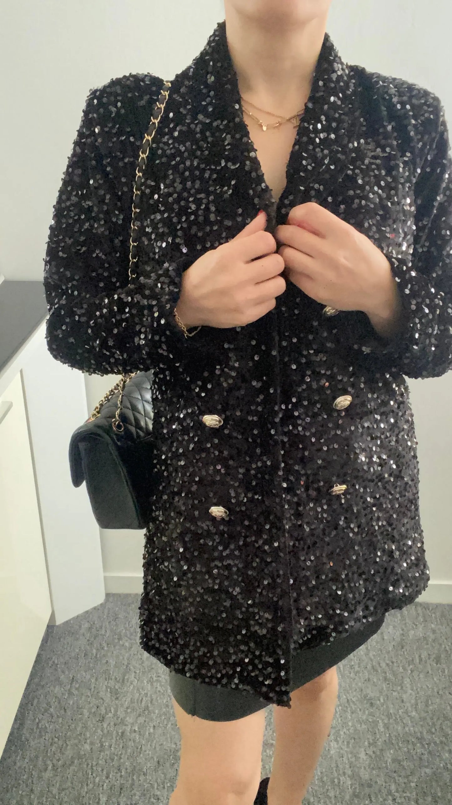 Blazer à paillettes élégant pour femme, veste tendance et brillante, idéale pour un look chic et festif. Parfait pour les soirées et événements spéciaux.