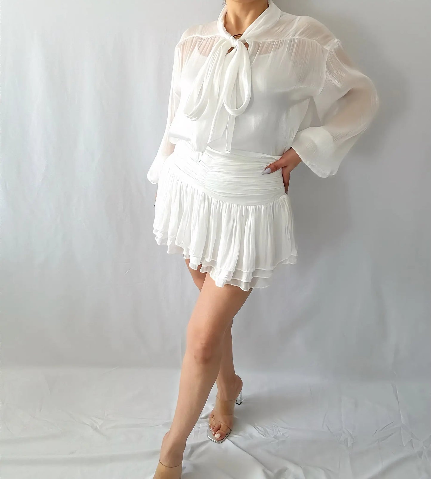 Ensemble chic blanc satiné - Blouse à nœud & jupe plissée - ARMINE'S STYLE HUB
