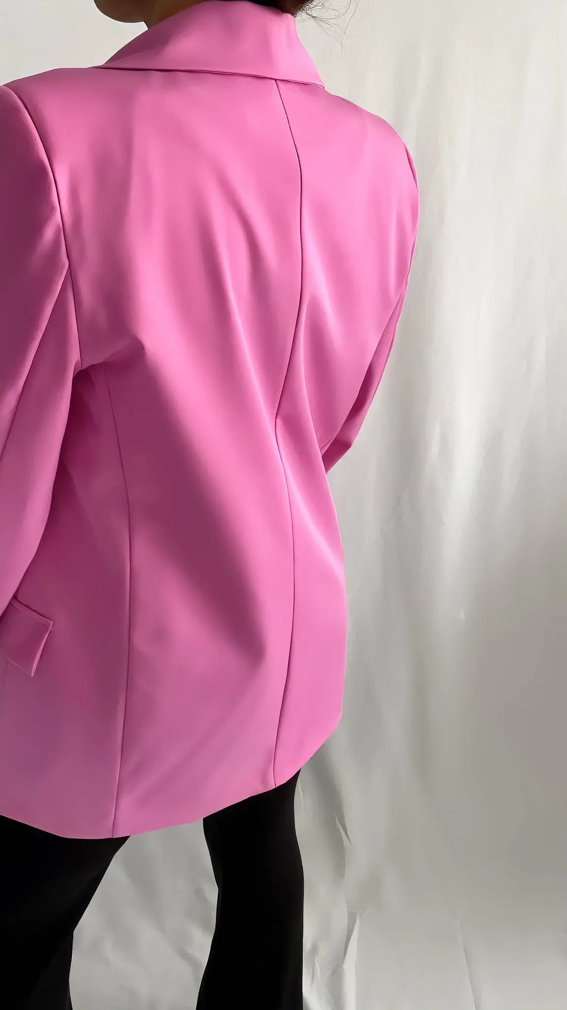 Blazer ajusté avec épaulettes, look chic et structuré - ARMINE'S STYLE HUB