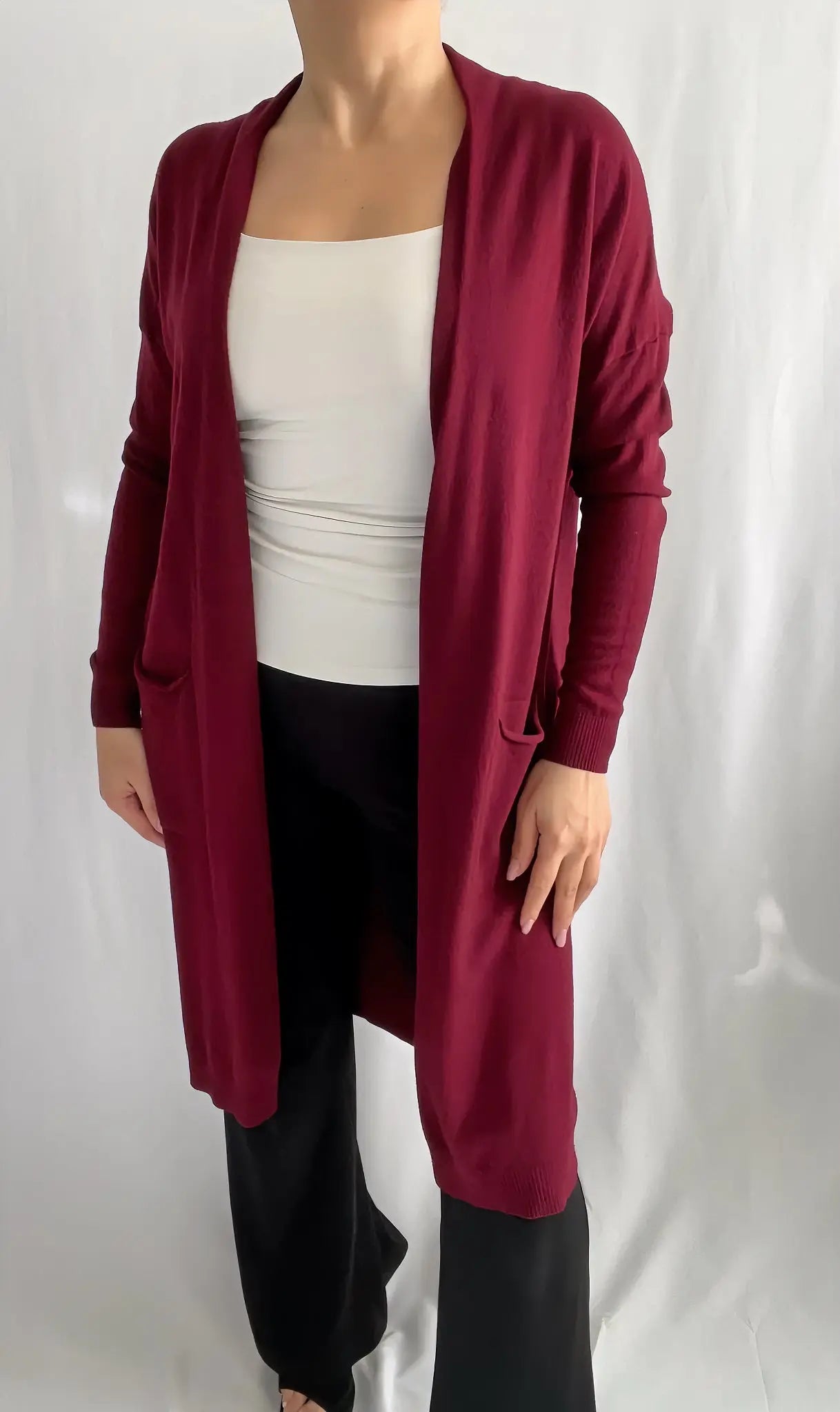 Cardigan mi-long en maille douce bordeaux, confortable et élégant - ARMINE'S STYLE HUB
