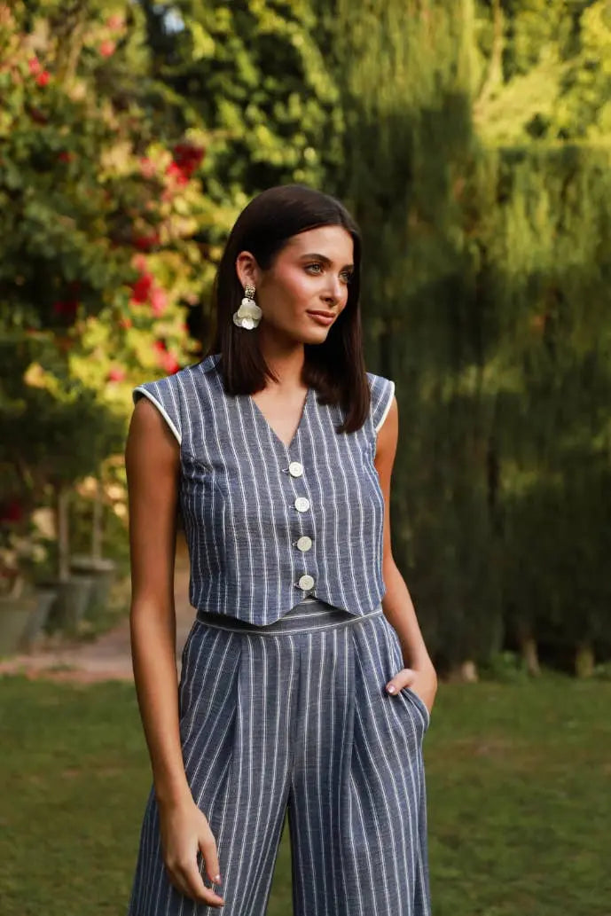 "Ensemble Piero Femme – Gilet manches courtes et pantalon large en lin rayé bleu et blanc – Été 2025"