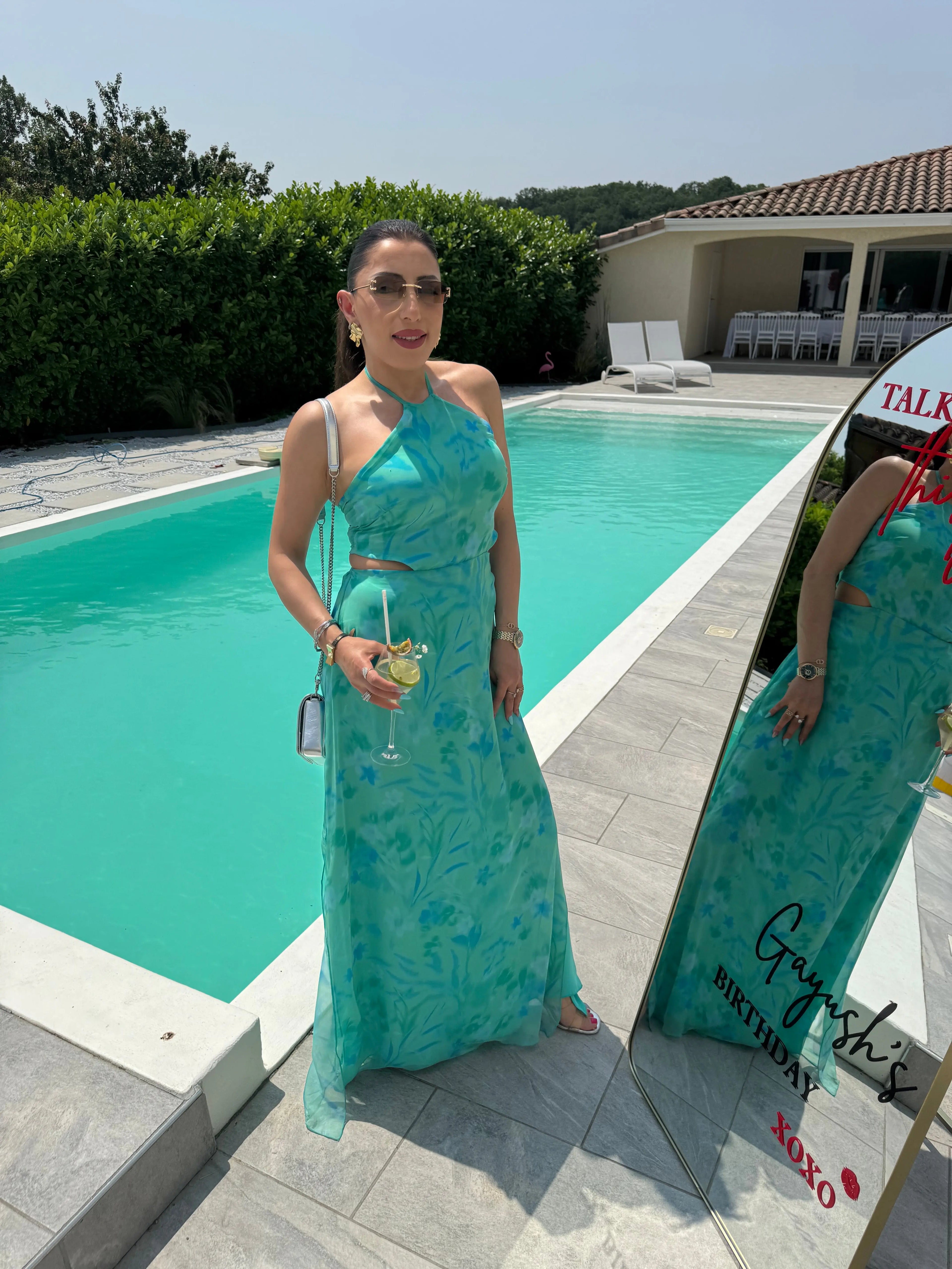Détail col halter robe verte été femme
