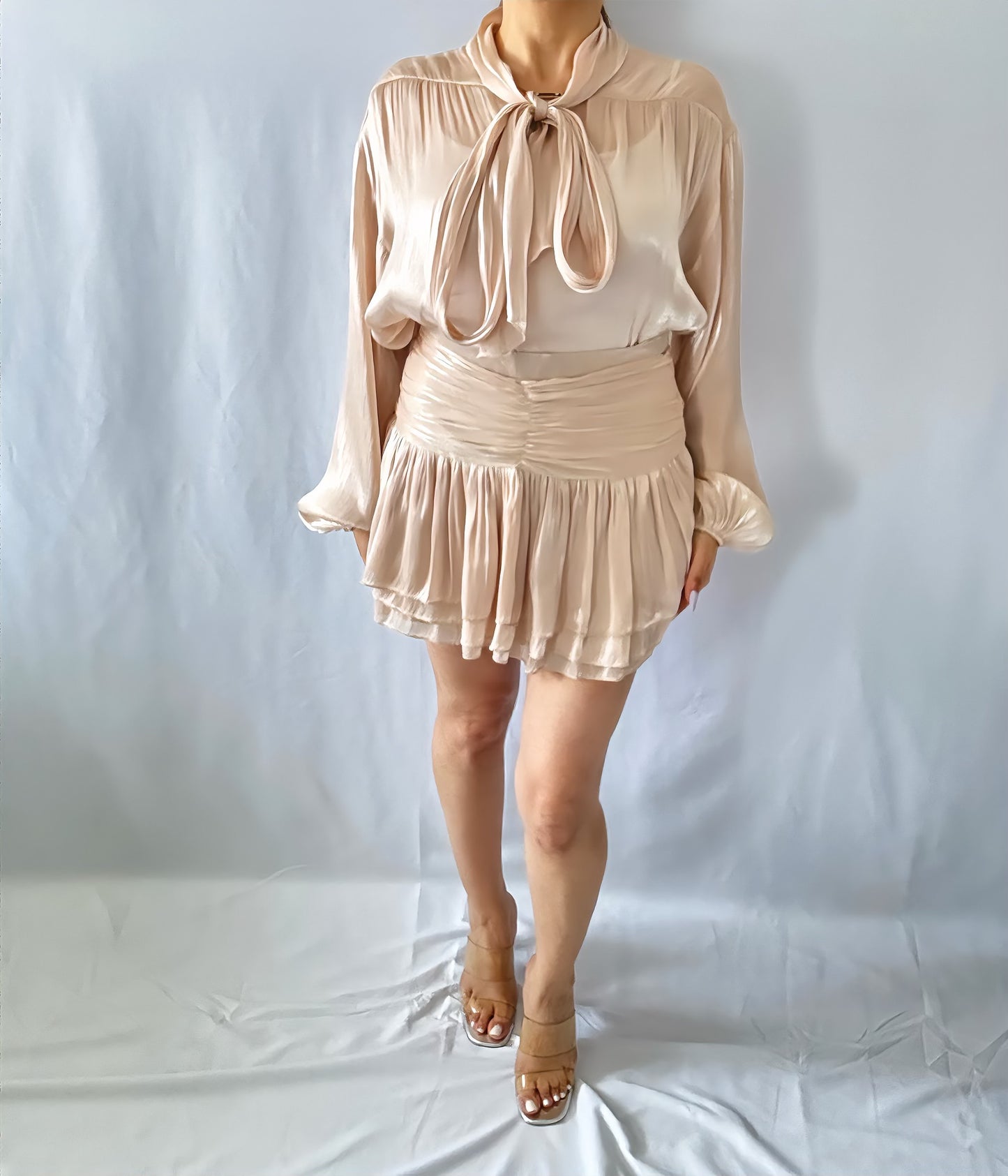 Ensemble chic blanc satiné - Blouse à nœud & jupe plissée - ARMINE'S STYLE HUB
