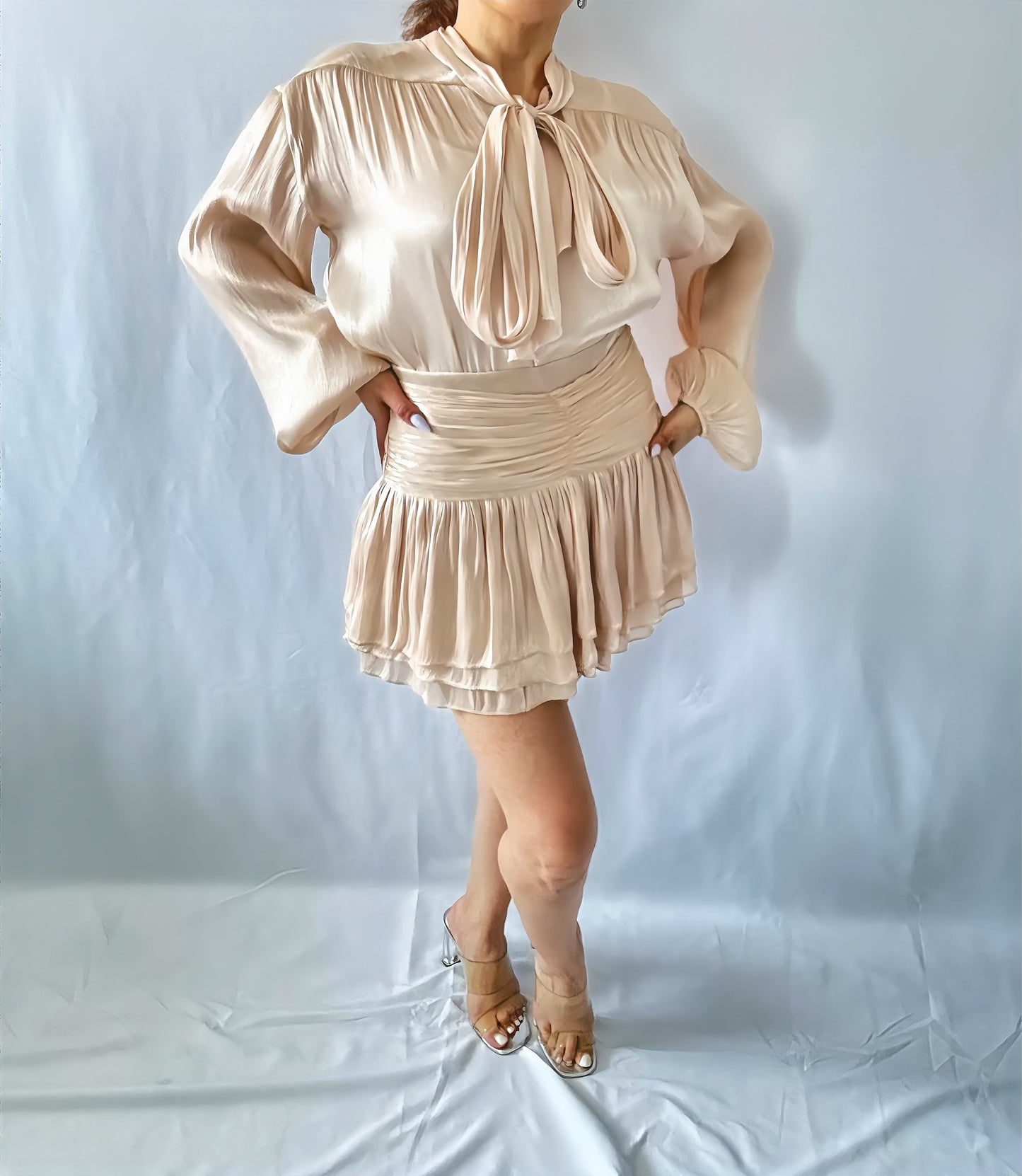Ensemble chic blanc satiné - Blouse à nœud & jupe plissée - ARMINE'S STYLE HUB