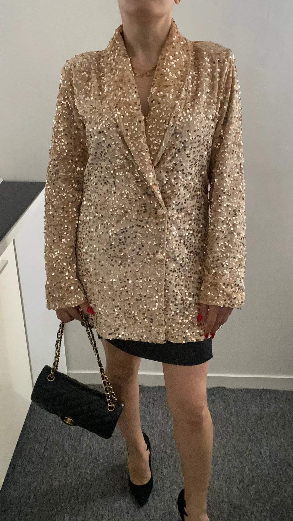 Blazer à paillettes élégant pour femme, veste tendance et brillante, idéale pour un look chic et festif. Parfait pour les soirées et événements spéciaux.
