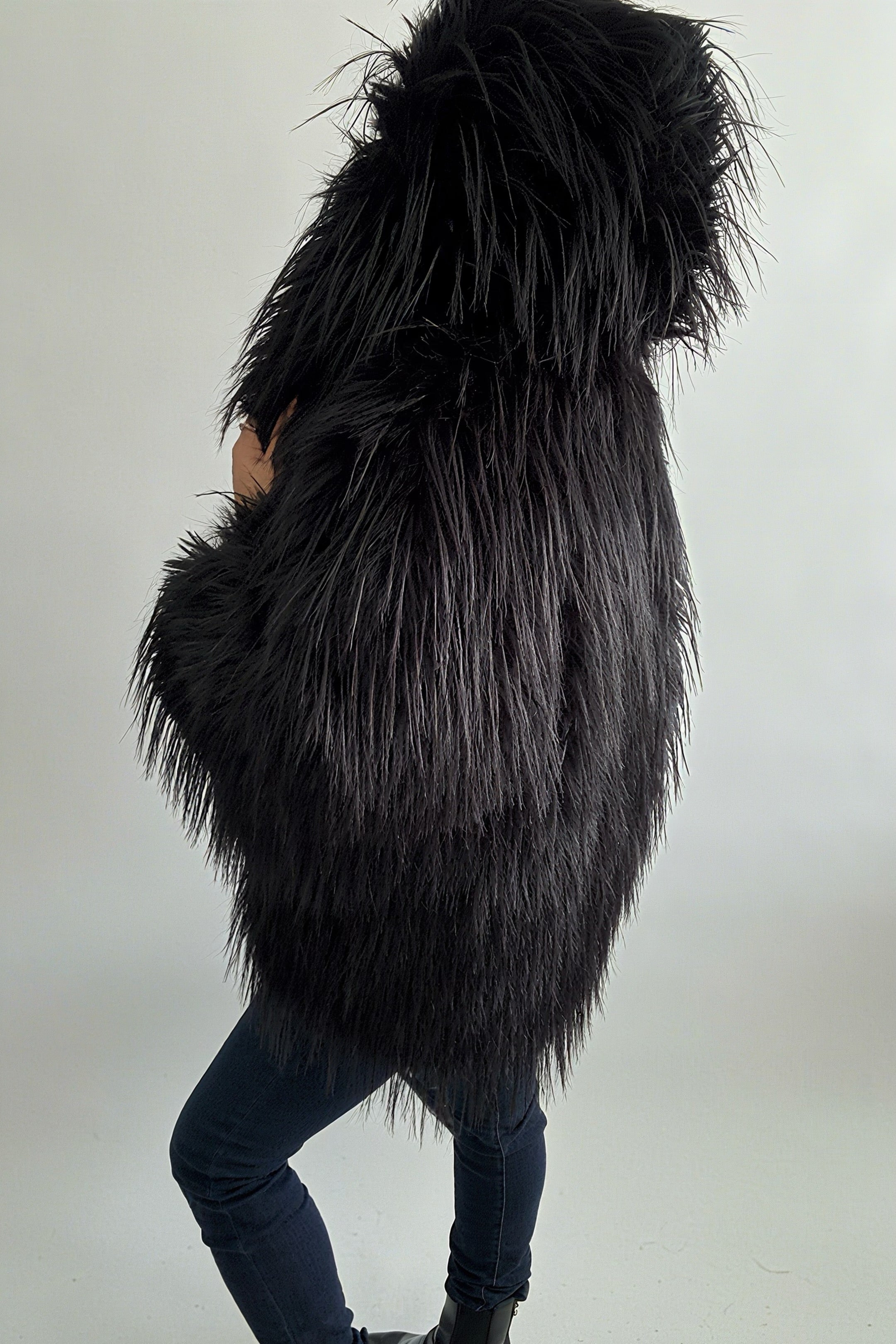 Veste Effet Fausse Fourrure à Capuche – Confortable et Chic, Parfaite pour l'Hiver
