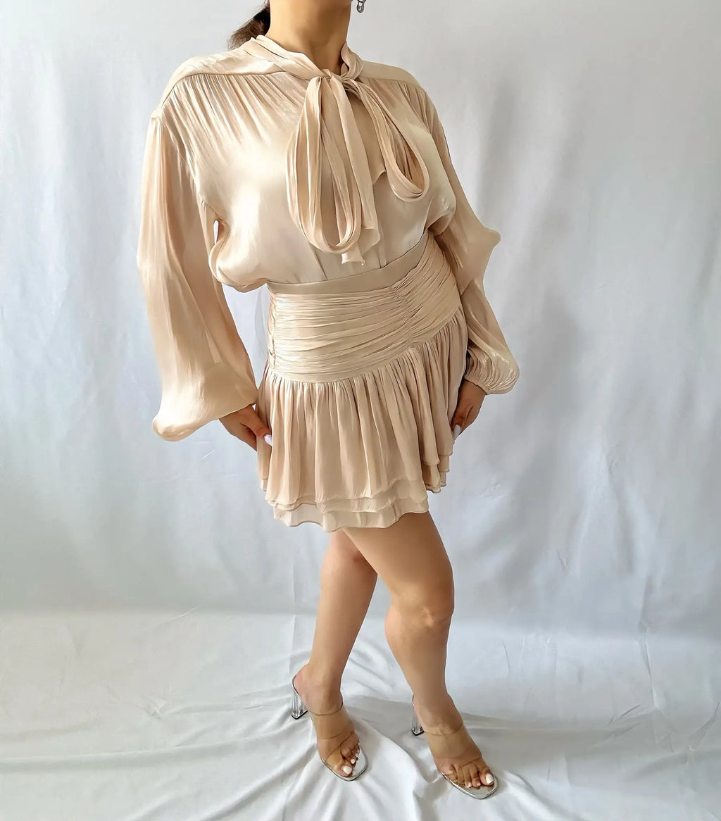 Ensemble chic blanc satiné - Blouse à nœud & jupe plissée - ARMINE'S STYLE HUB