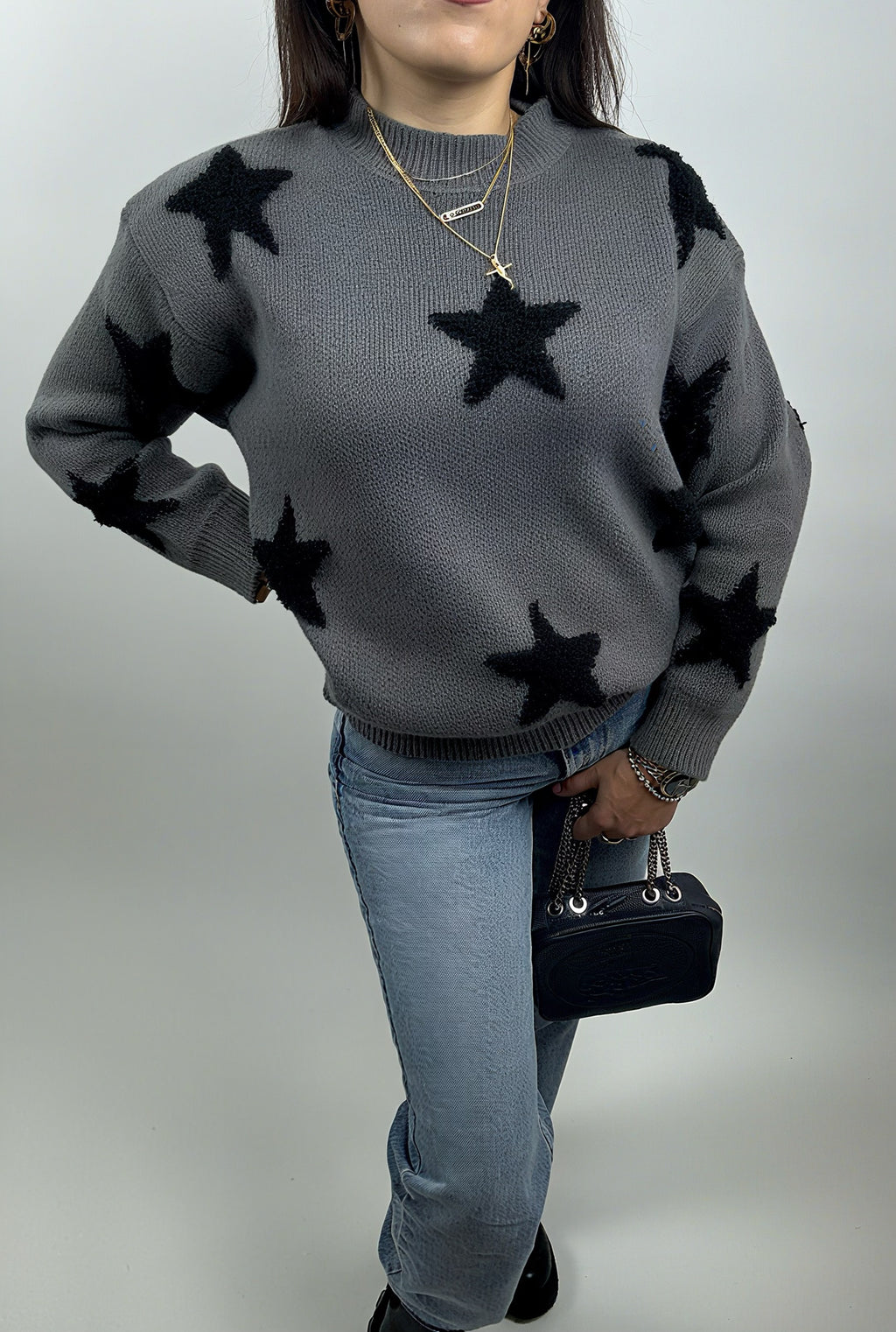 Pull Femme Épais à Col Rond avec Effet Chemise Amovible – Motif Étoiles, Tricot Chaud et Élégant Gris Foncé & Noir