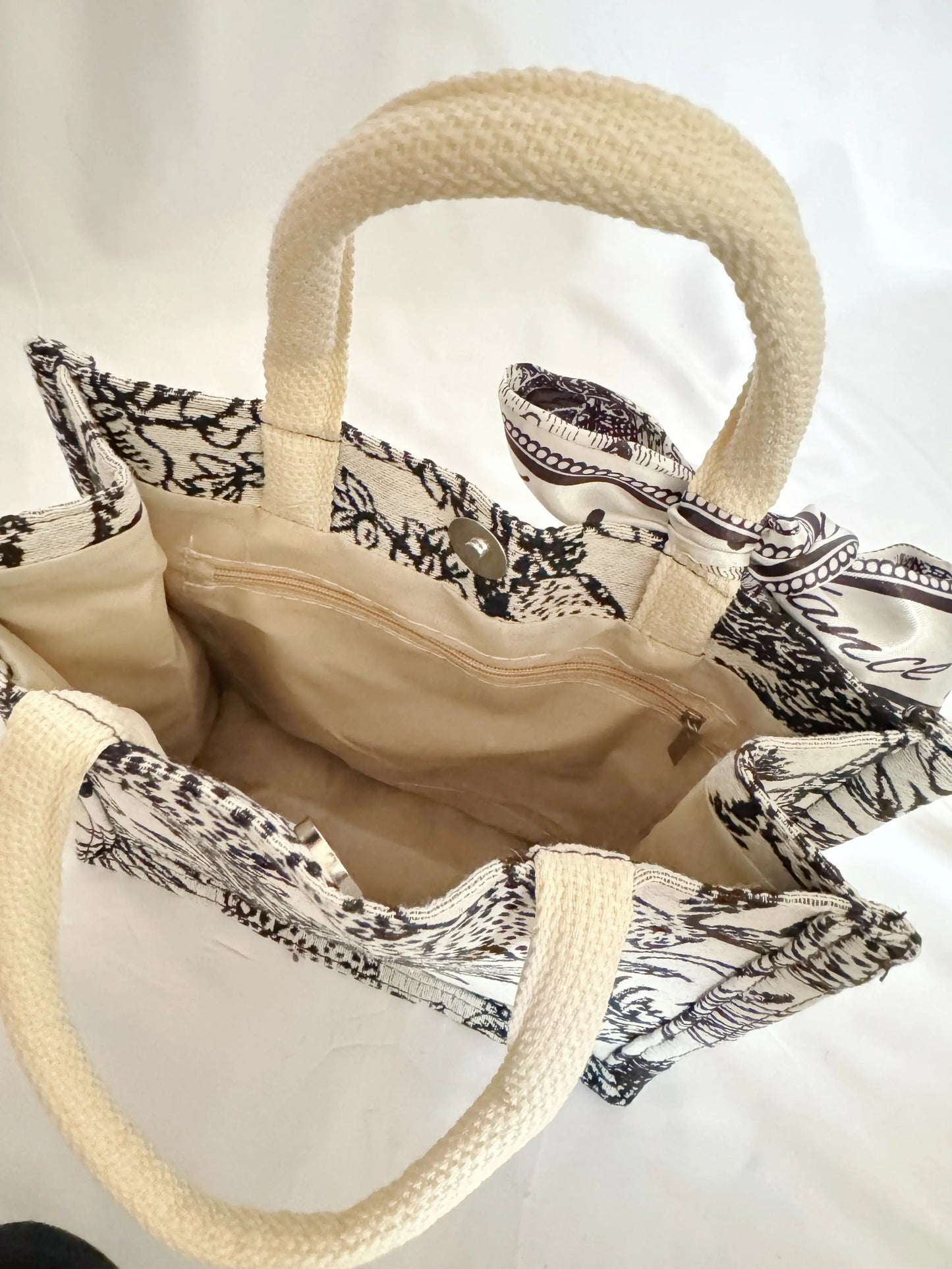 Sac à main rétro motif floral 24 cm – Tissu brodé, poignée ronde ARMINE'S STYLE HUB
