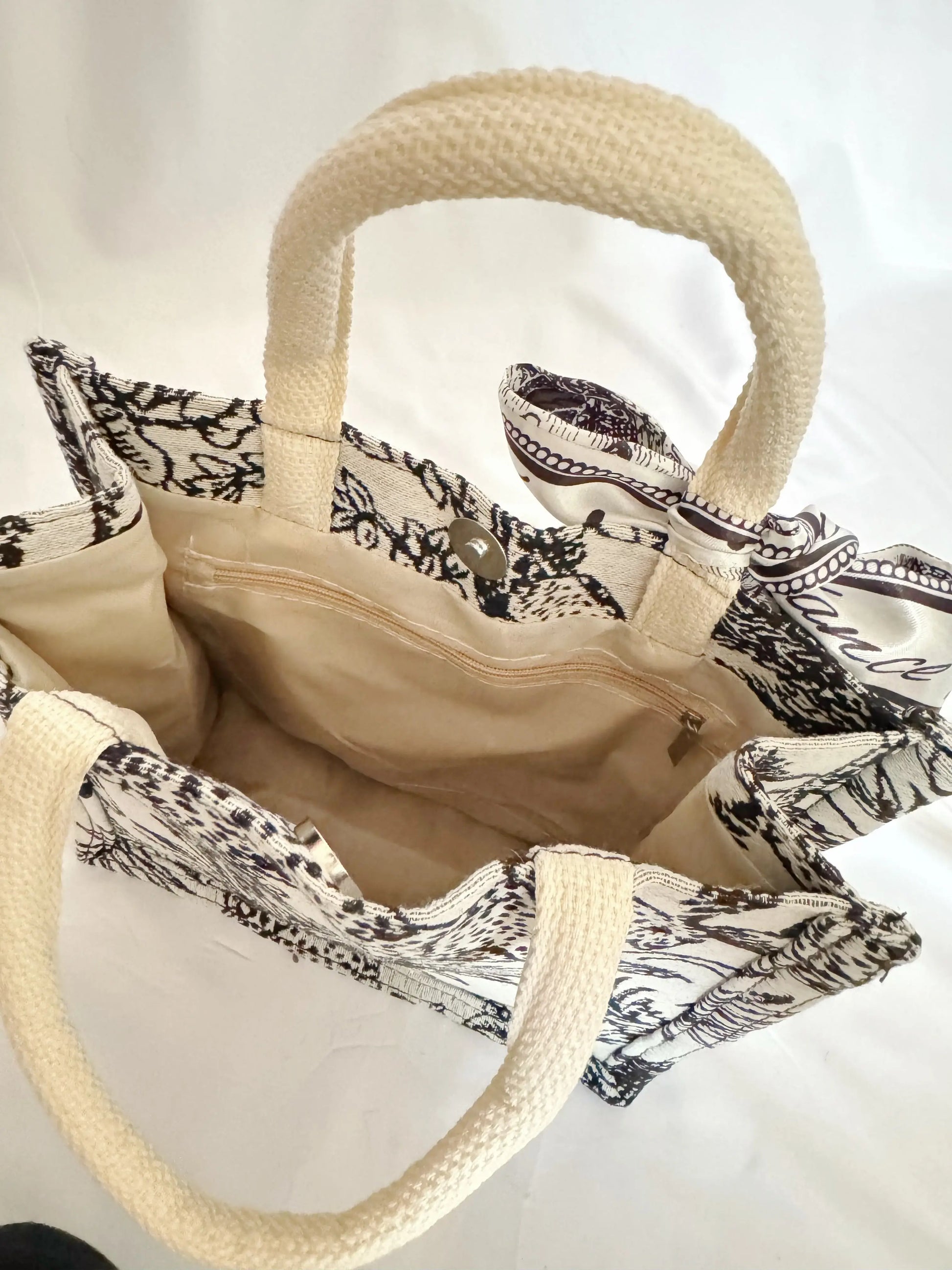 Sac à main rétro motif floral 24 cm – Tissu brodé, poignée ronde ARMINE'S STYLE HUB