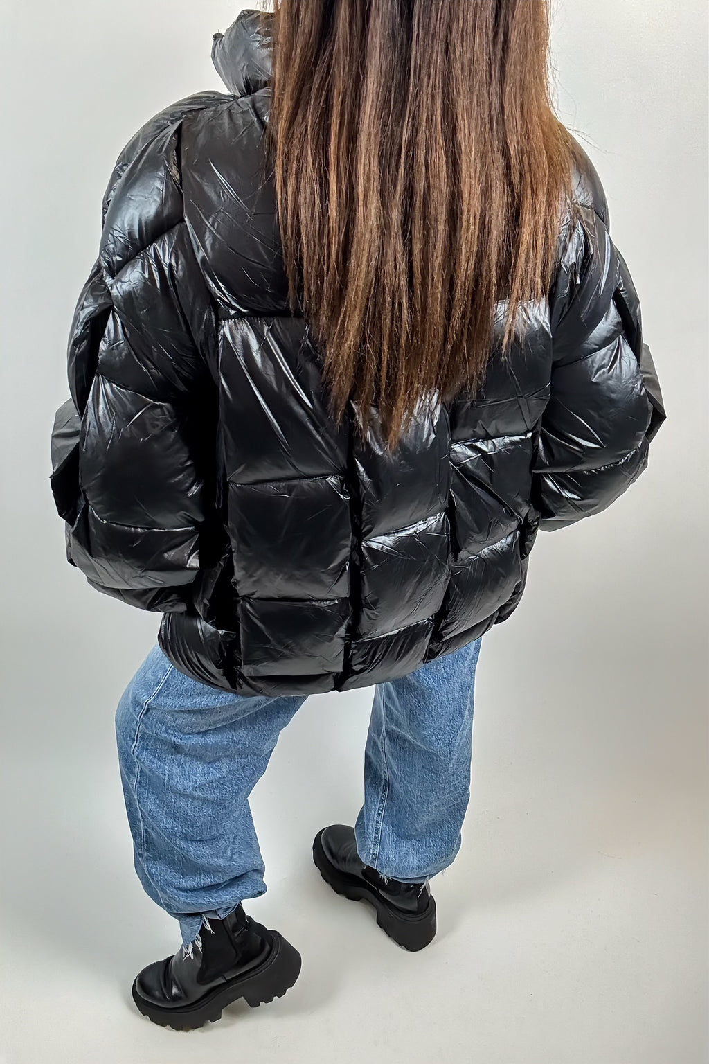 Veste matelassée élégante à design carré moderne, col haut et rembourrage léger