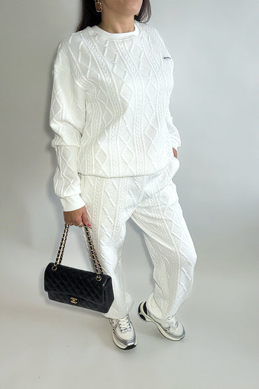 Ensemble femme 2 pièces composé d’un sweat-shirt texturé à manches longues et d’un pantalon assorti, disponible en blanc et noir, style décontracté et élégant.