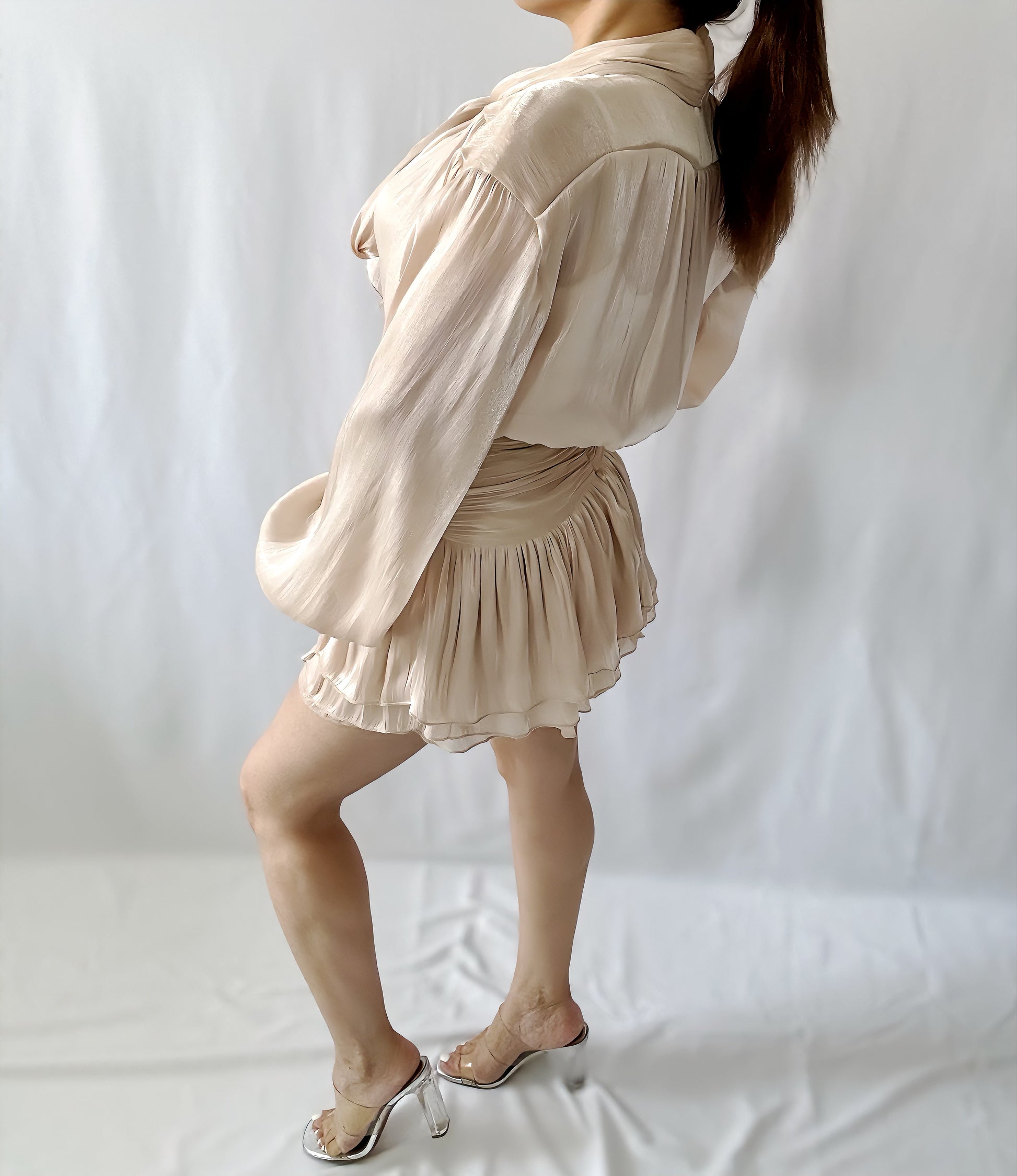 Ensemble chic blanc satiné - Blouse à nœud & jupe plissée - ARMINE'S STYLE HUB