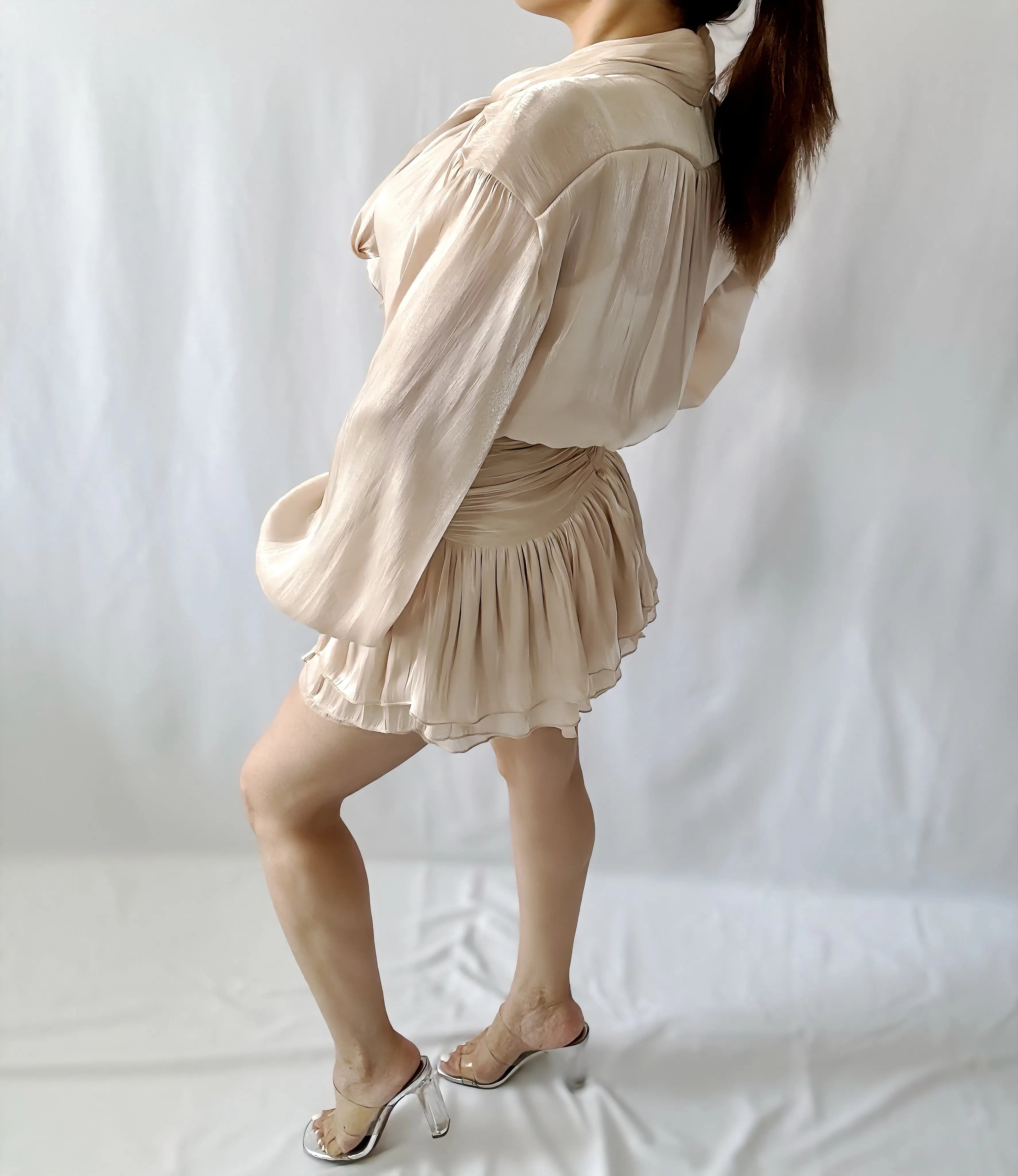 Ensemble chic blanc satiné - Blouse à nœud & jupe plissée - ARMINE'S STYLE HUB