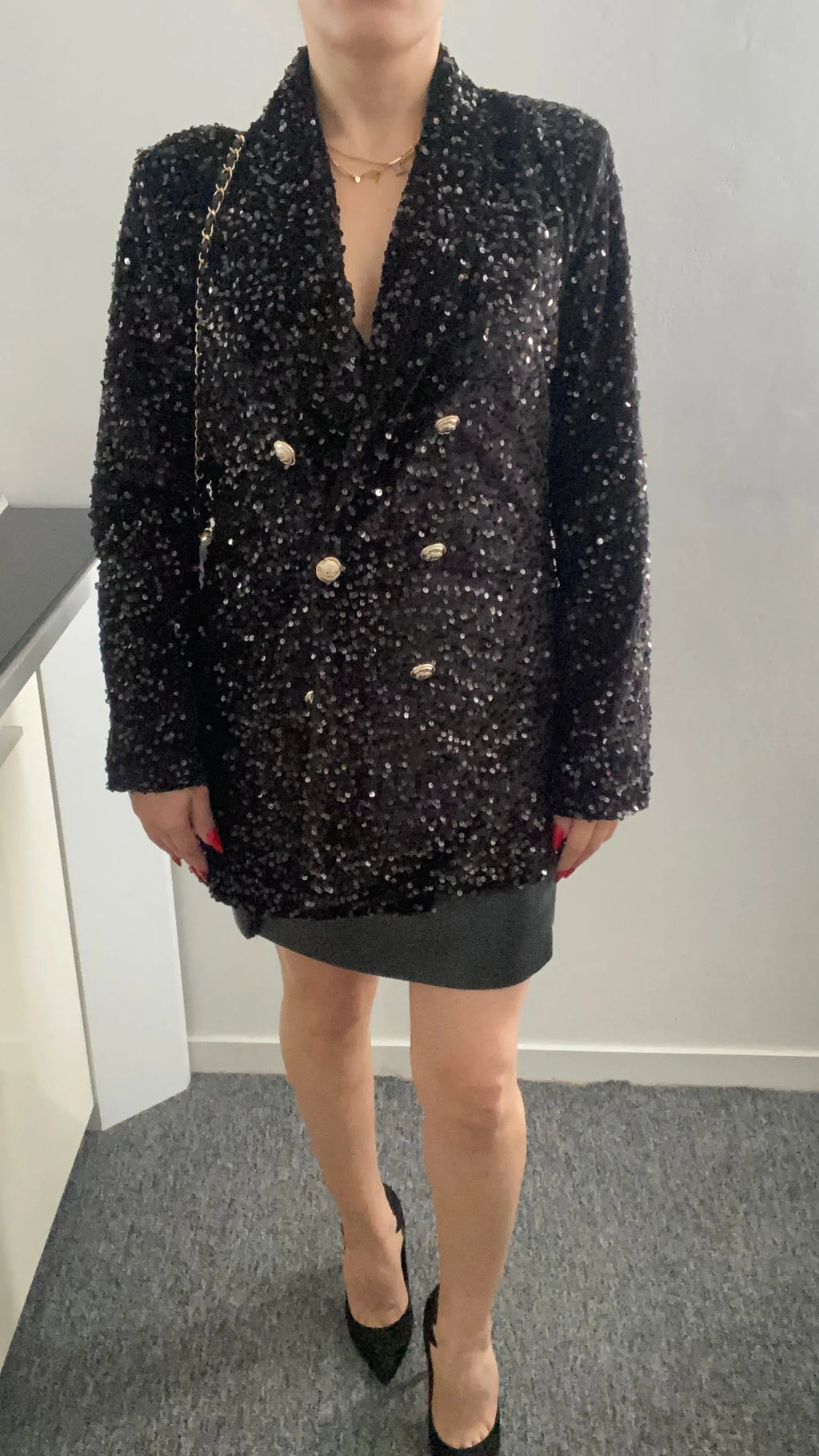 Blazer à paillettes élégant pour femme, veste tendance et brillante, idéale pour un look chic et festif. Parfait pour les soirées et événements spéciaux.