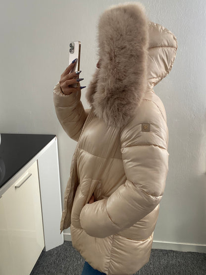 Doudoune à capuche avec bordure en fausse fourrure en gros Mia - ARMINE'S STYLE HUB