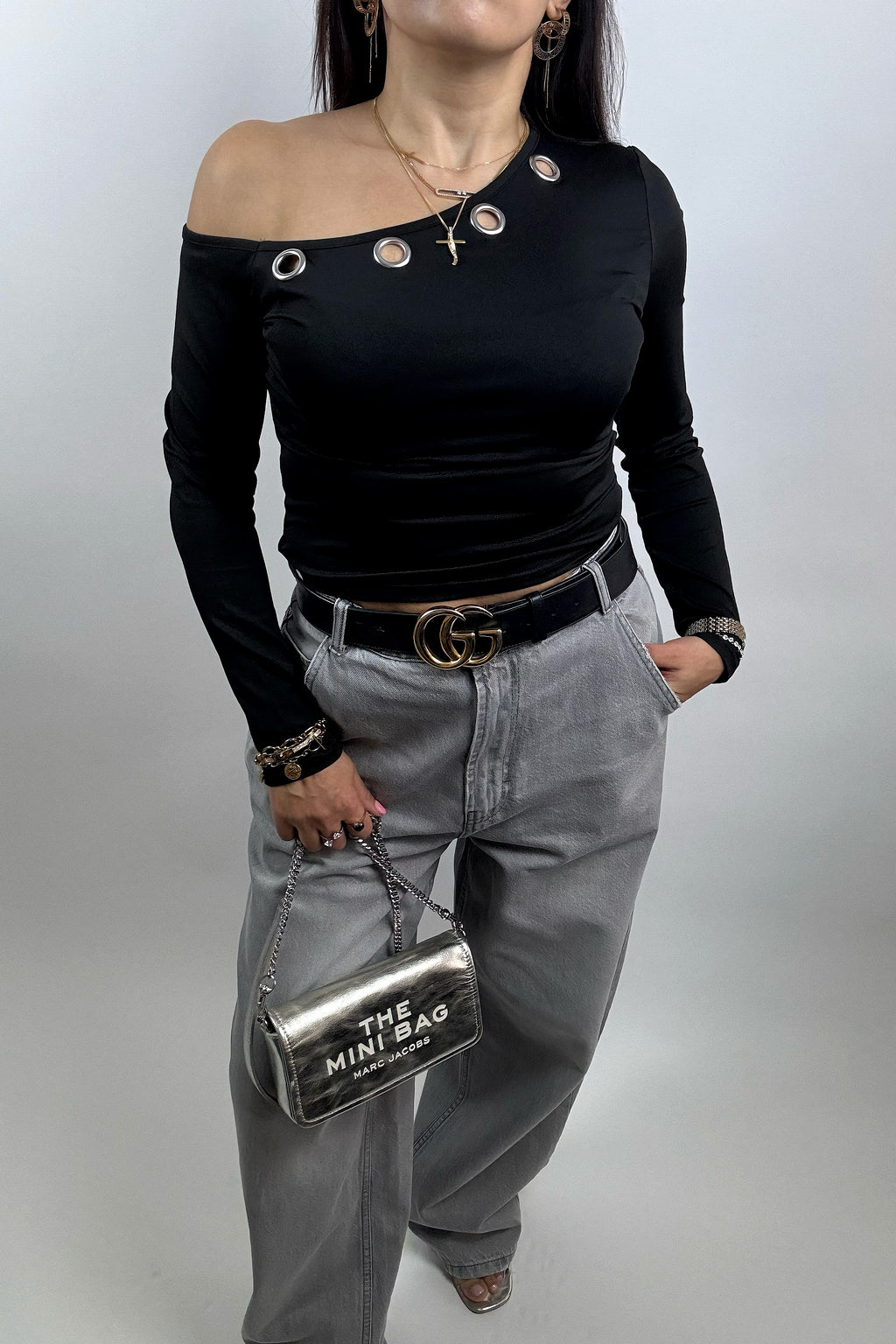 T-shirt noir à manches longues pour femme avec col rond ouvert, épaule dégagée