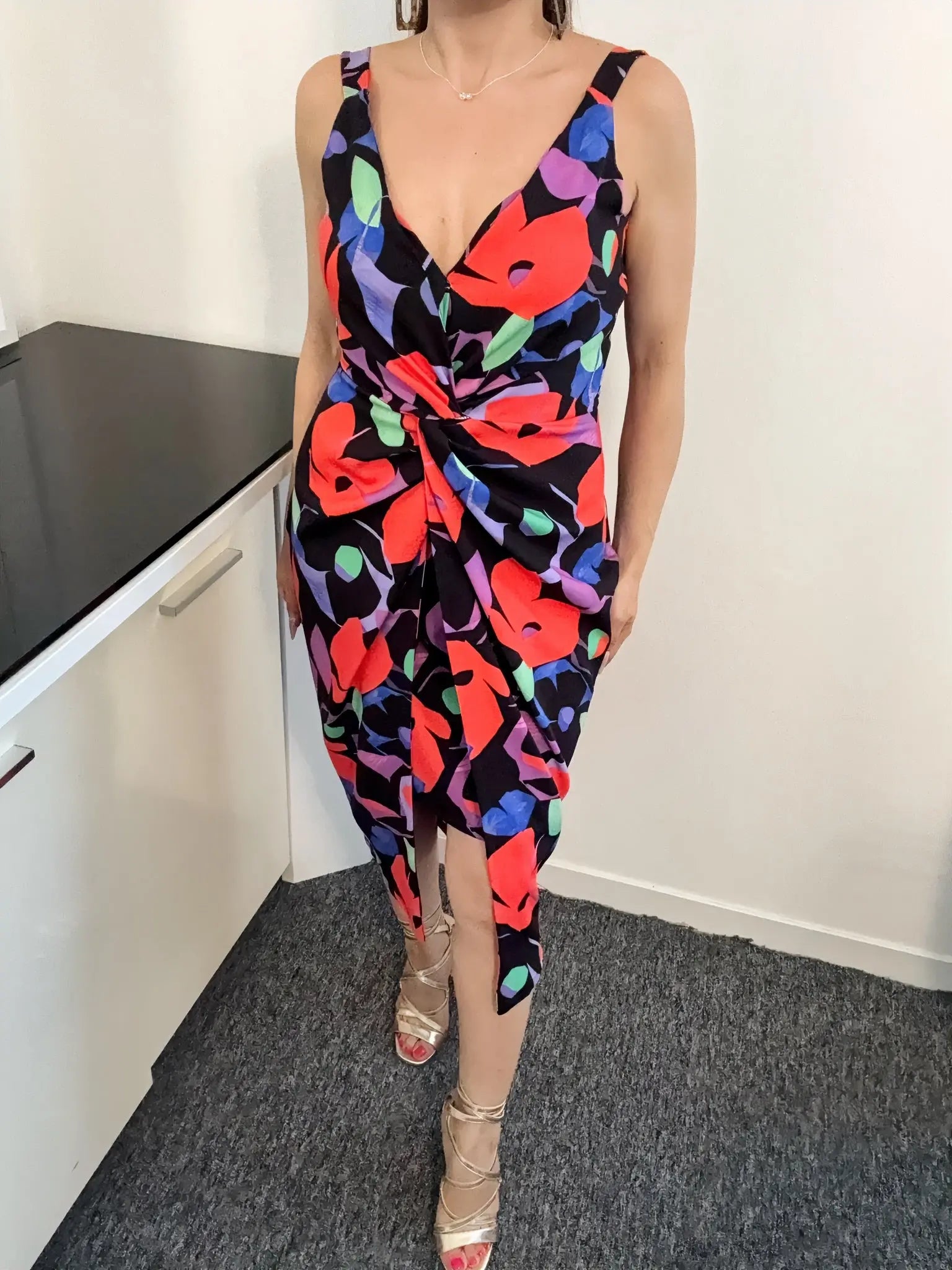 Robe imprimée Selena – Détail de l'encolure nouée
