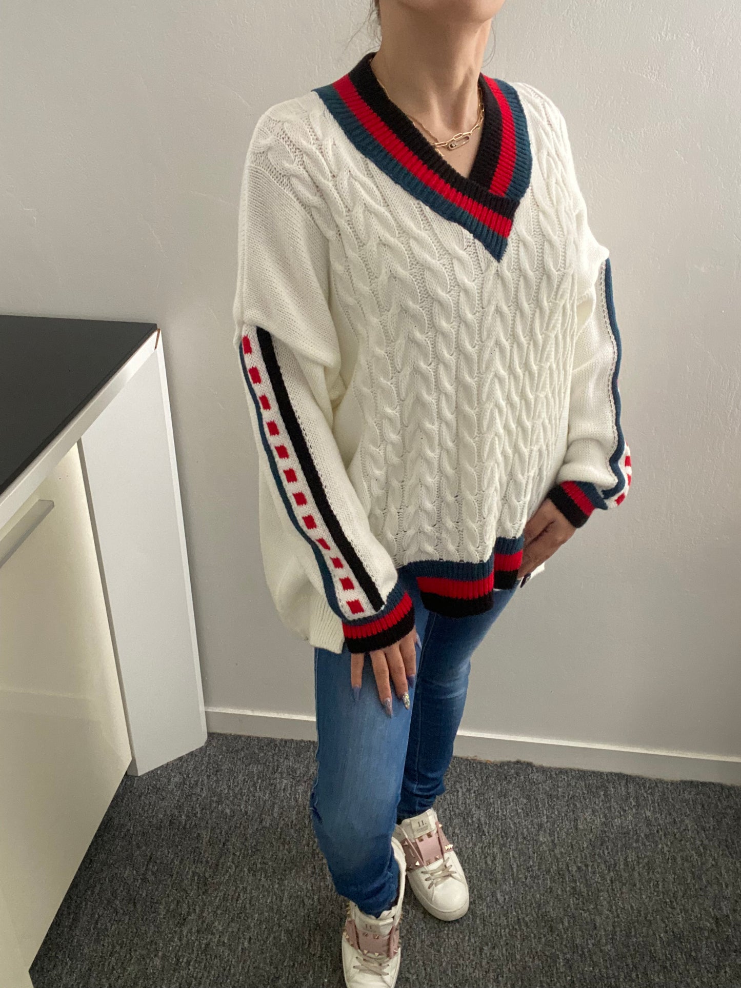Pull moderne en tricot torsadée avec col en V Alice - ARMINE'S STYLE HUB