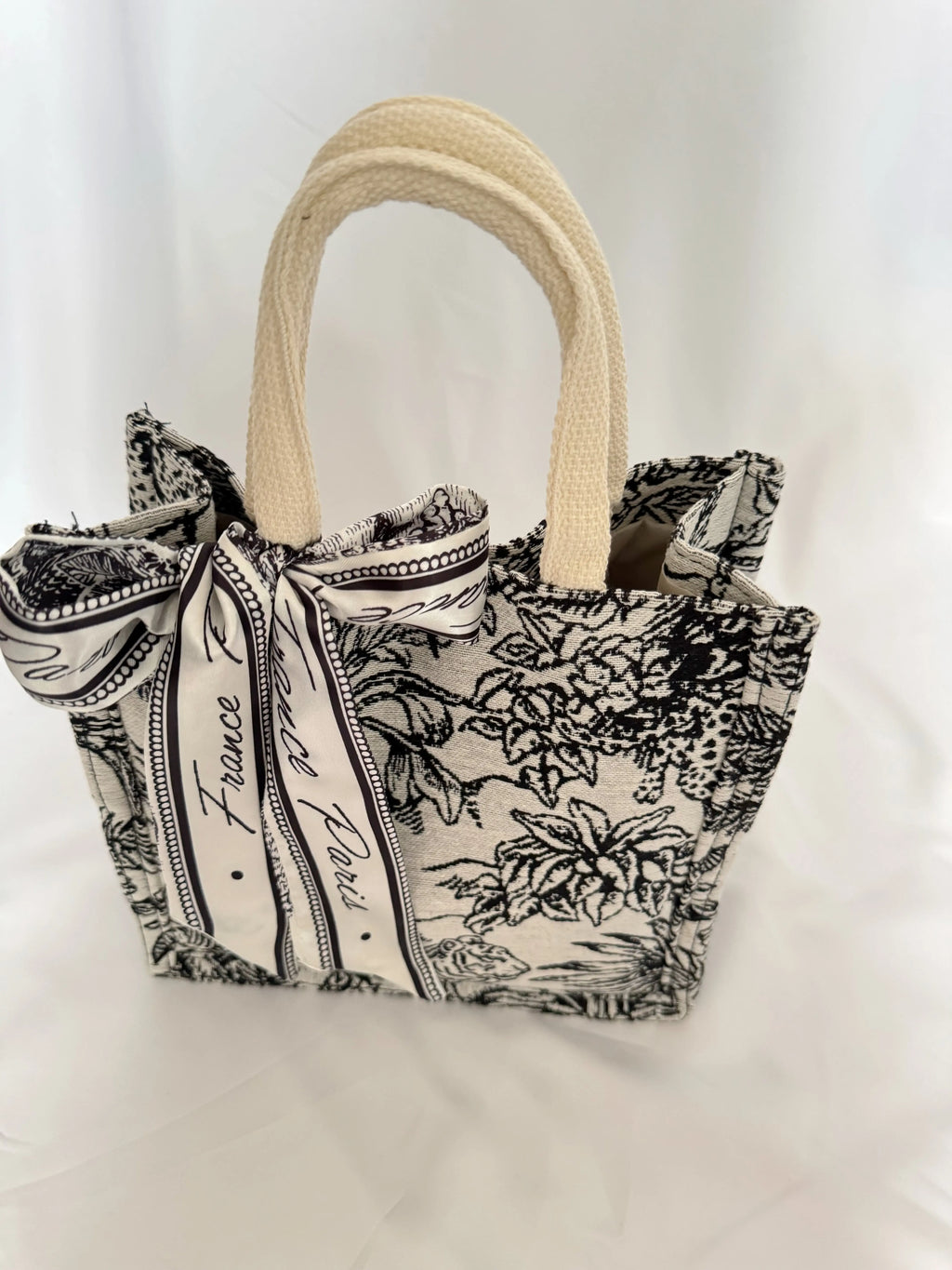 Sac à main rétro motif floral 24 cm – Tissu brodé, poignée ronde ARMINE'S STYLE HUB