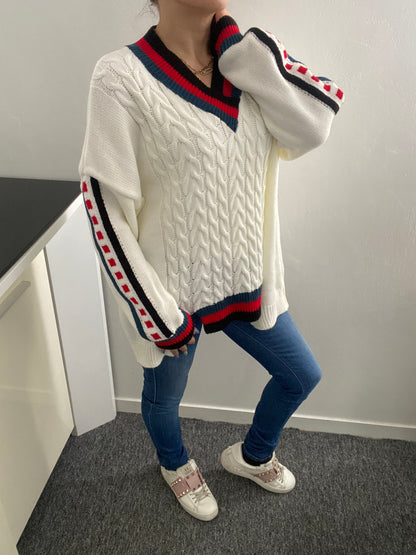 Pull moderne en tricot torsadée avec col en V Alice - ARMINE'S STYLE HUB