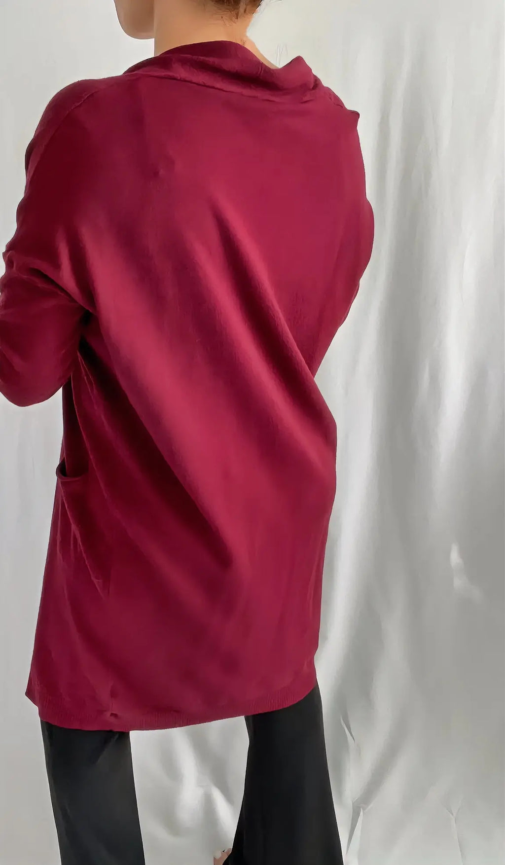 Cardigan mi-long en maille douce bordeaux, confortable et élégant - ARMINE'S STYLE HUB
