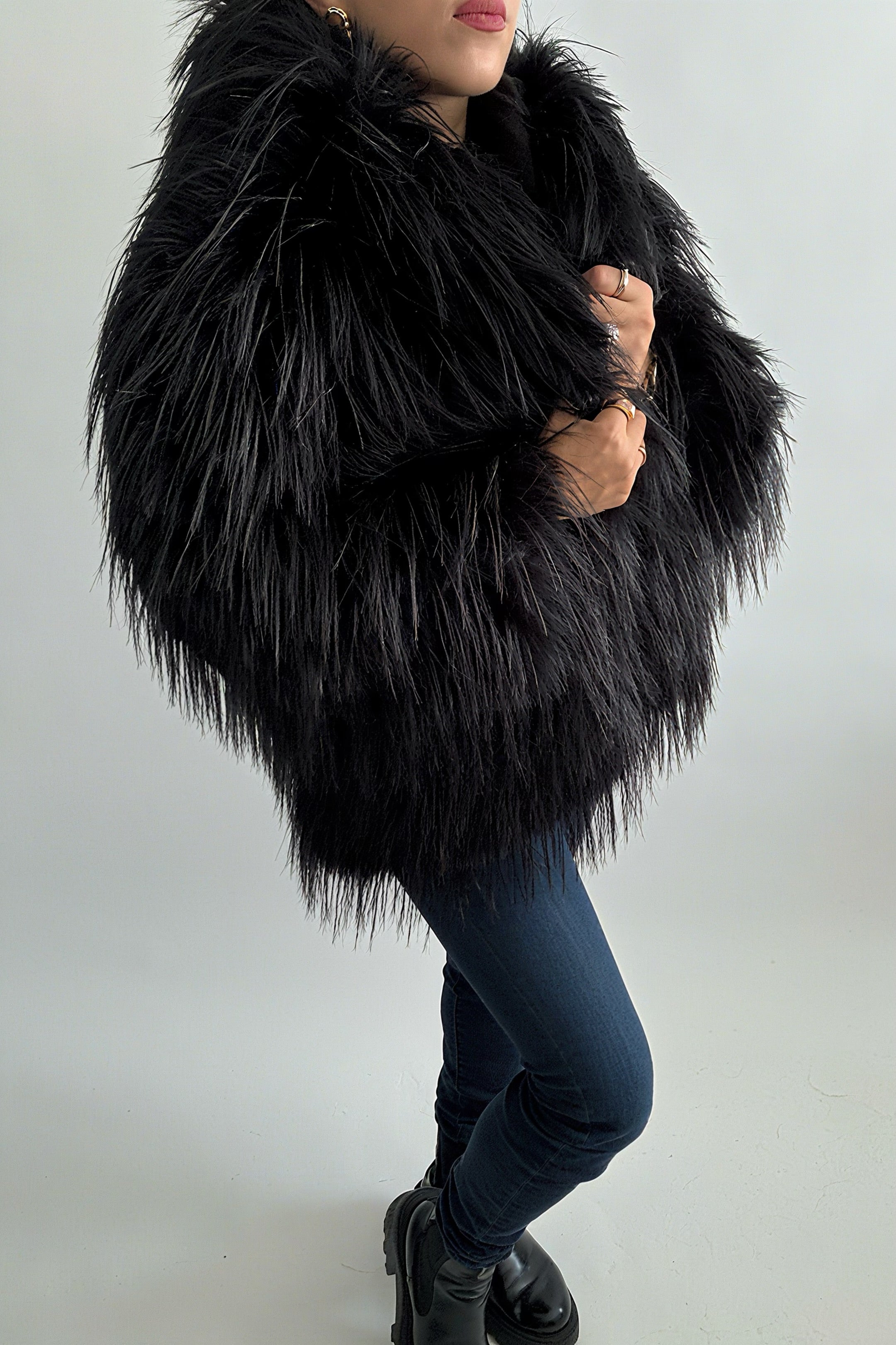 Veste Effet Fausse Fourrure à Capuche – Confortable et Chic, Parfaite pour l'Hiver