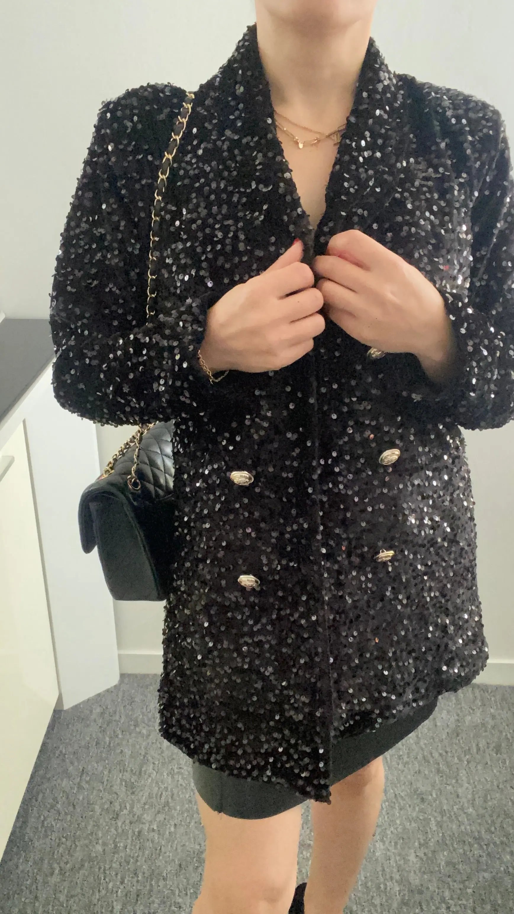 Blazer à paillettes élégant pour femme, veste tendance et brillante, idéale pour un look chic et festif. Parfait pour les soirées et événements spéciaux.