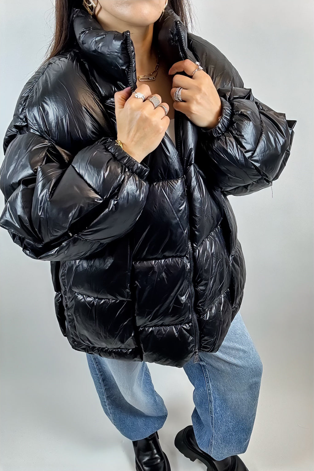 Veste matelassée élégante à design carré moderne, col haut et rembourrage léger