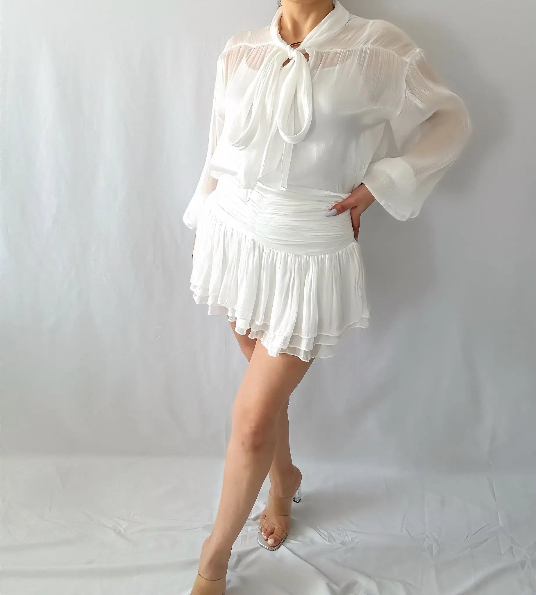 Ensemble chic blanc satiné - Blouse à nœud & jupe plissée - ARMINE'S STYLE HUB